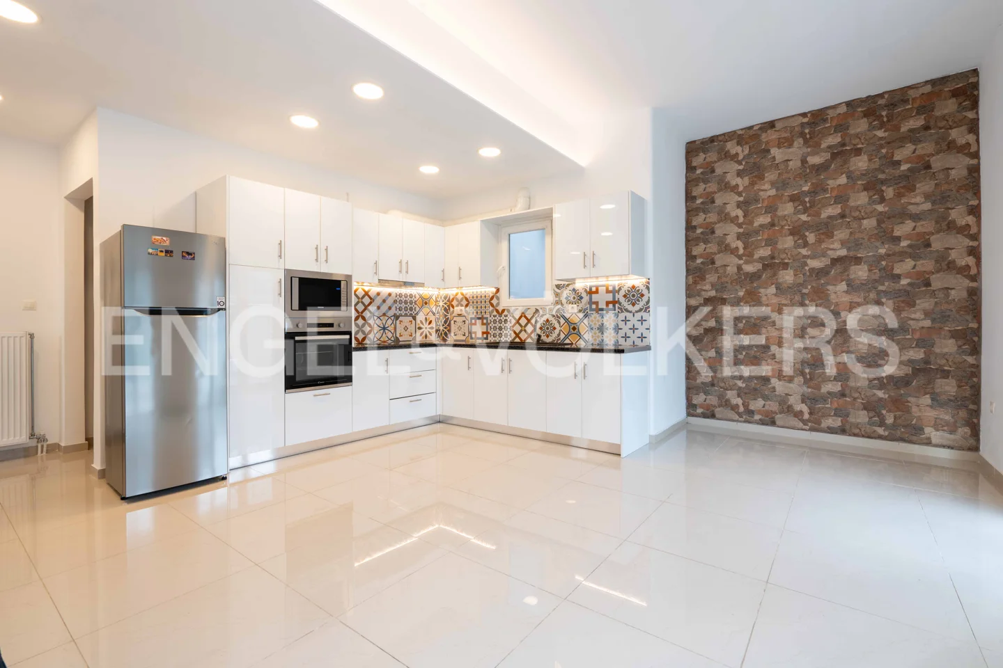 Sunny and renovated penthouse in Mavili Square