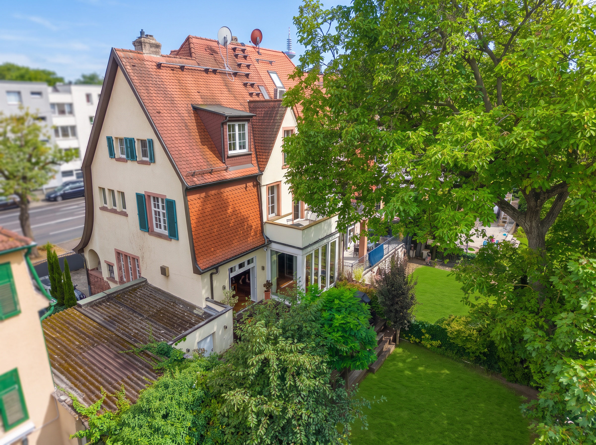 Stilvolle Jugendstil-Doppelhaushälfte mit historischem Charme und idyllischem Garten