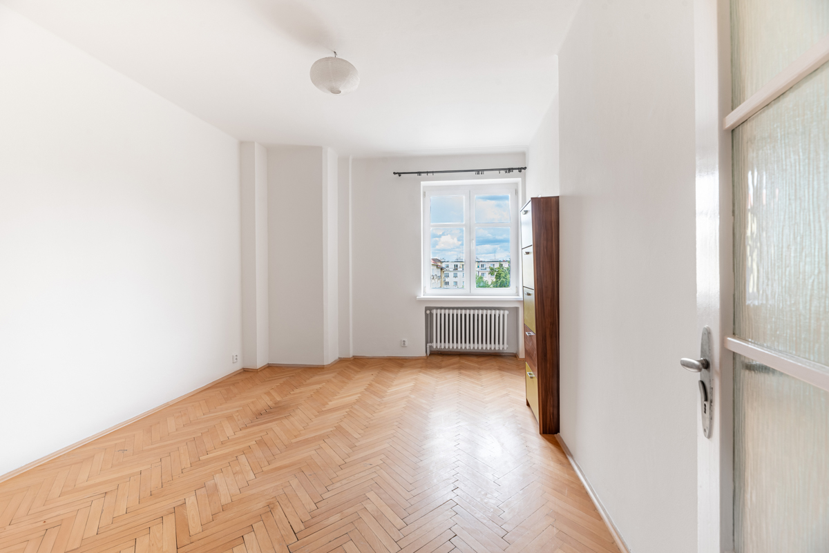Rent a studio apartment (1+kt) after partial renovation near the city center