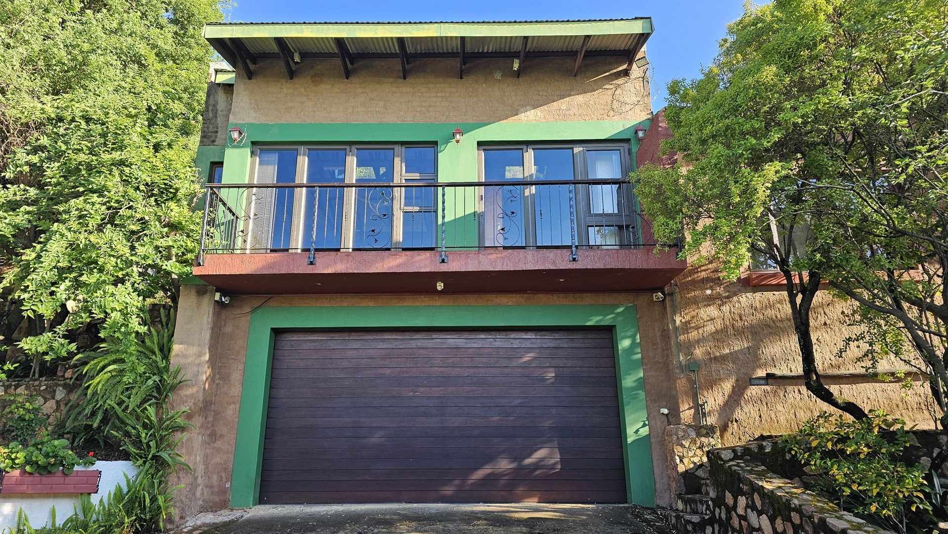 Cottage with beautiful finishes & views!