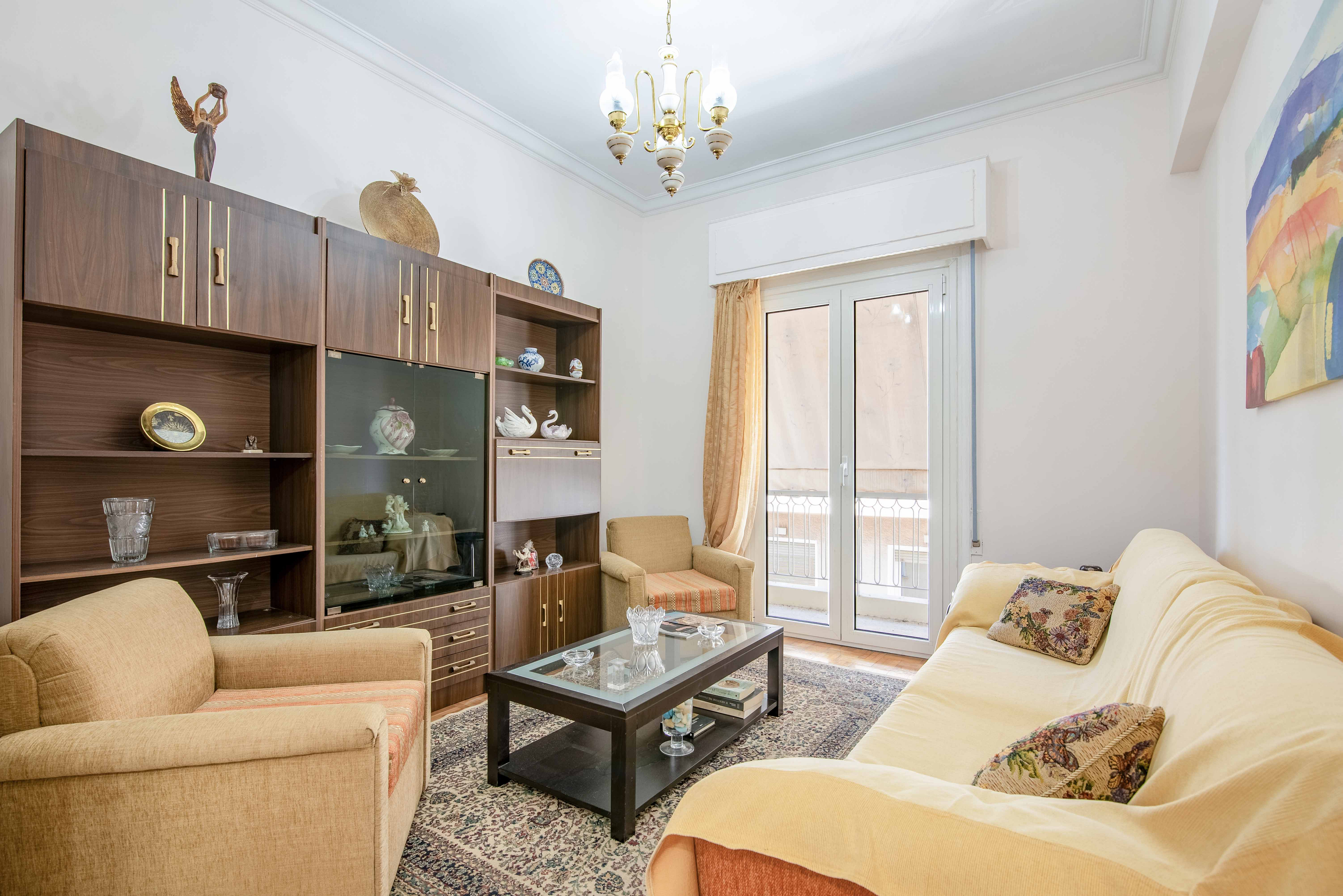 Classic 2-bedroom corner apartment in Pangrati