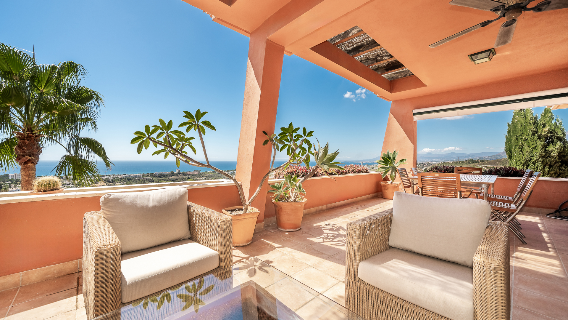 Elegantes Penthouse mit Panoramablick auf das Meer in El Rosario, Marbella
