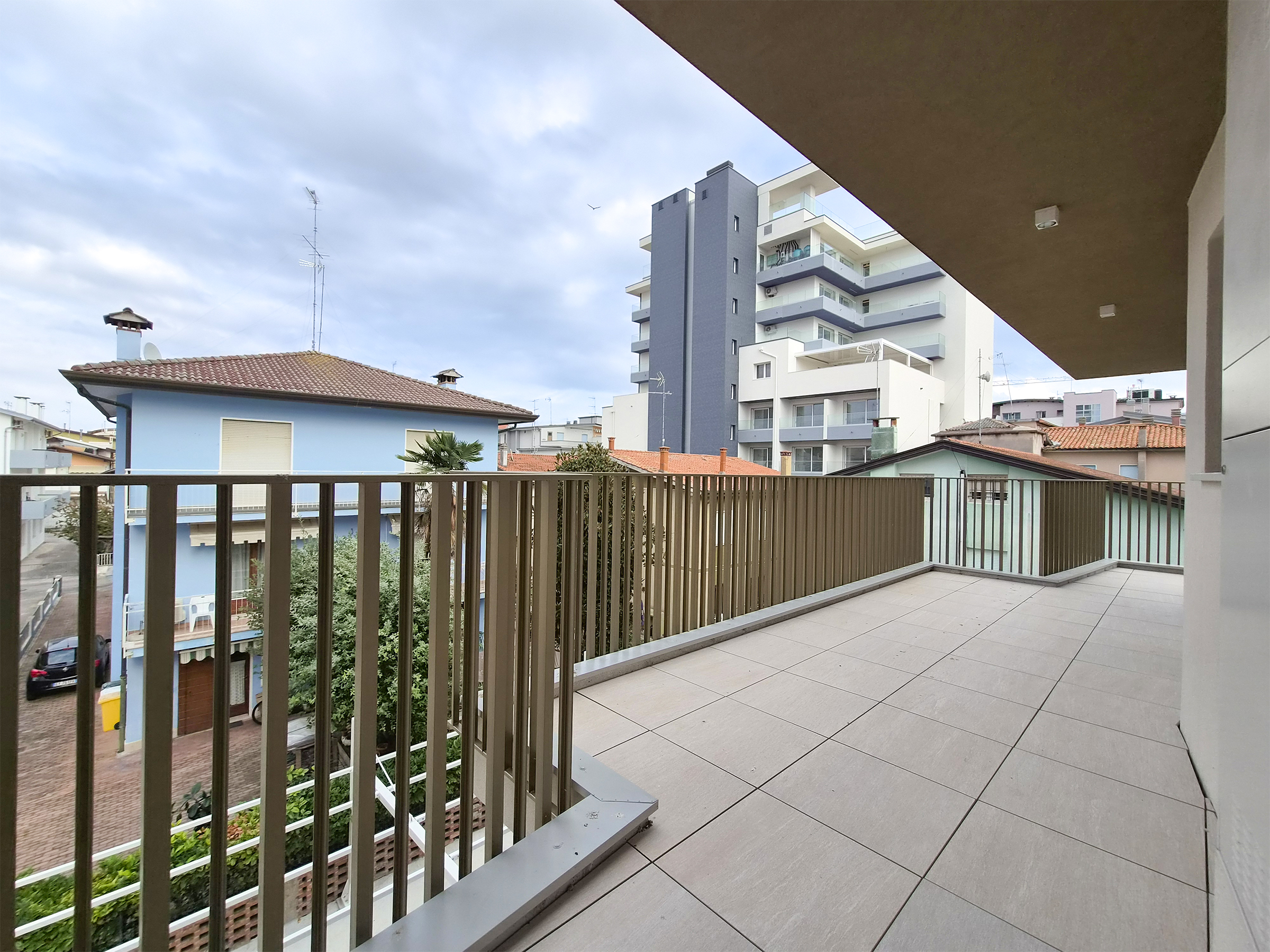 A4-rated three-room flat just steps from the beach