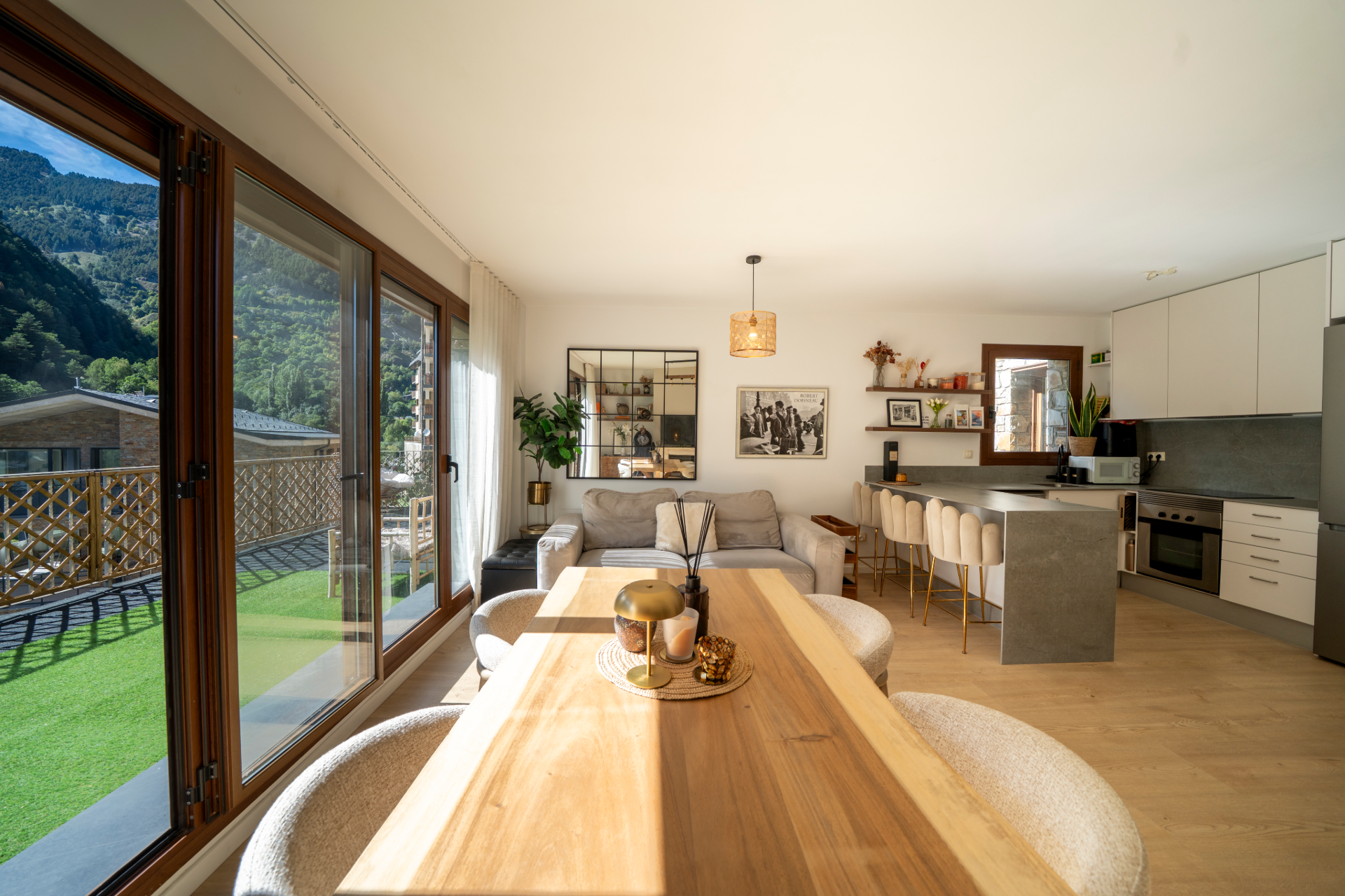 Rez-de-chaussée avec grande terrasse privée, soleil et vue sur la montagne