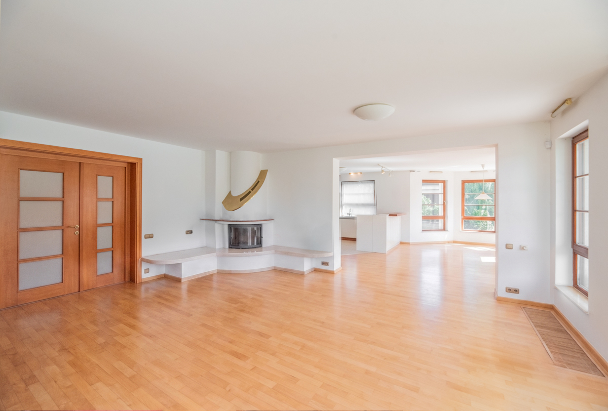Rent a 8+1 family home with a pool in a quiet neighborhood in Újezd u Průhonic