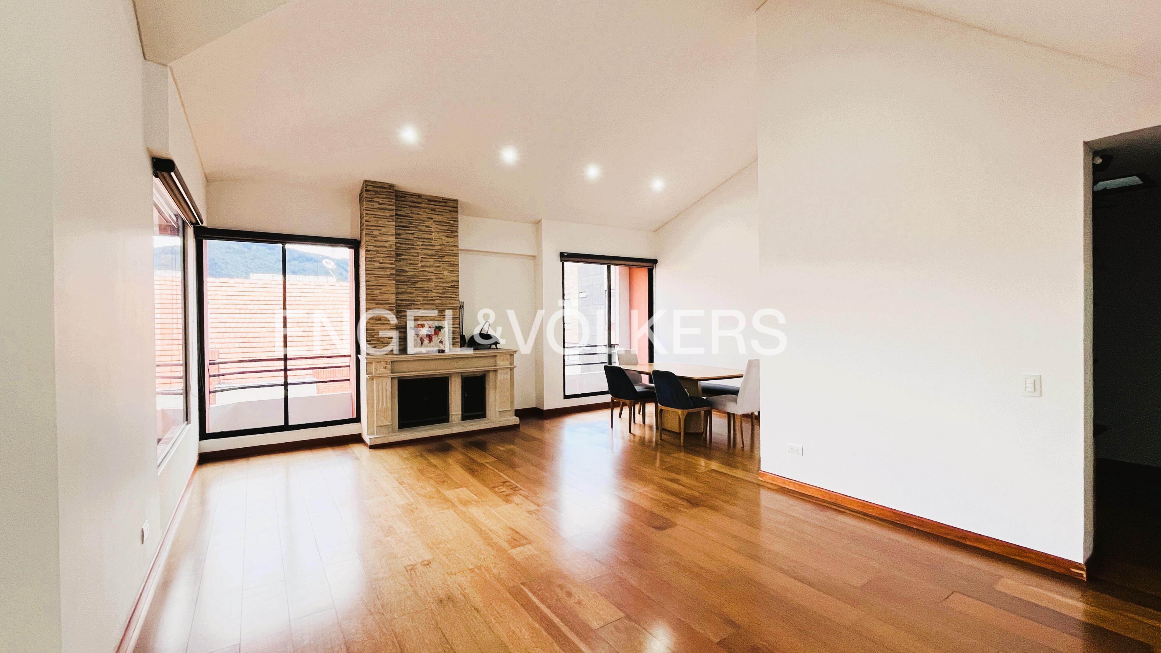 Iluminado apartamento con terraza para arriendo en Santa bárbara