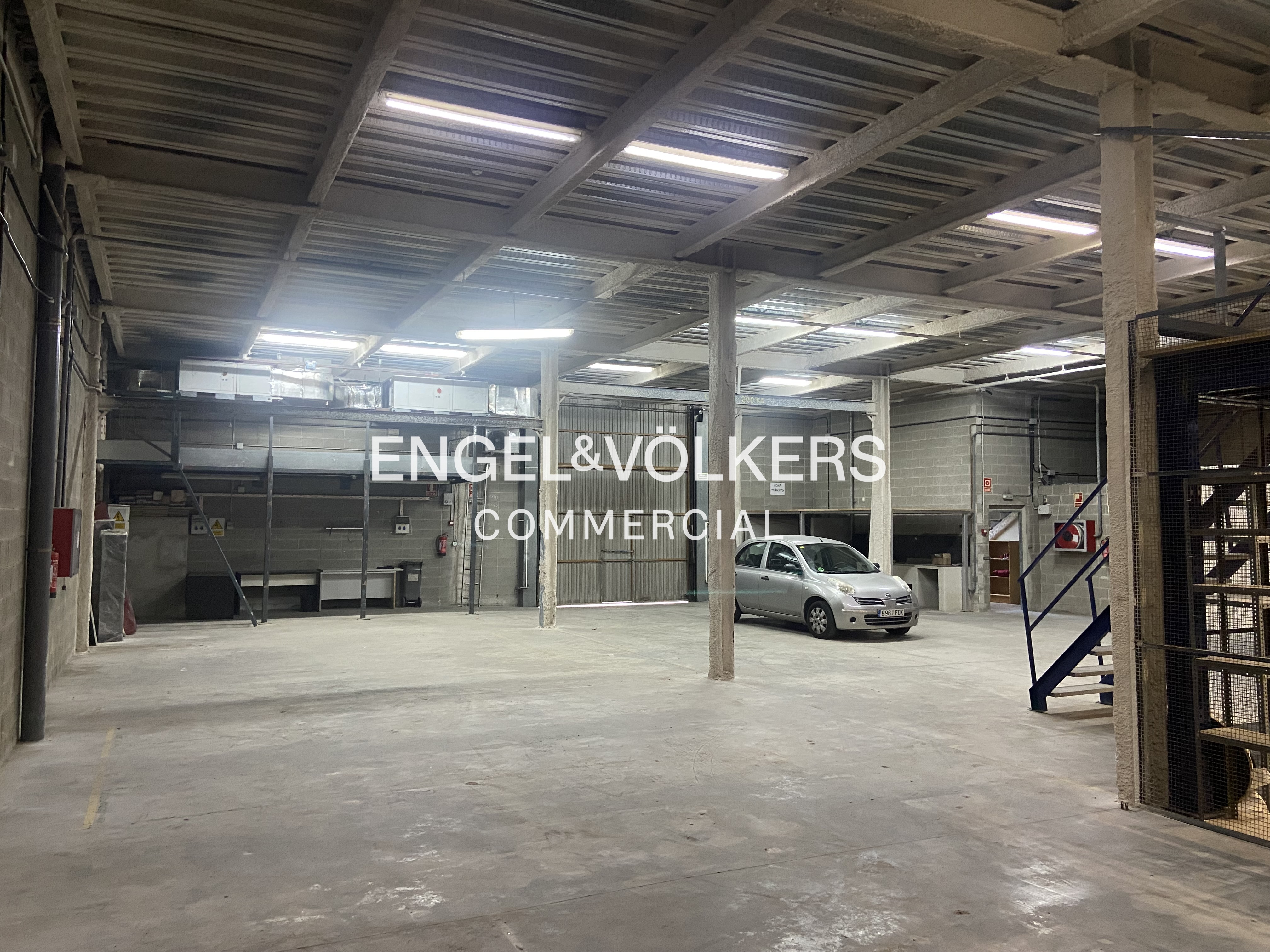 400m2 de nave y 400m2 de oficina