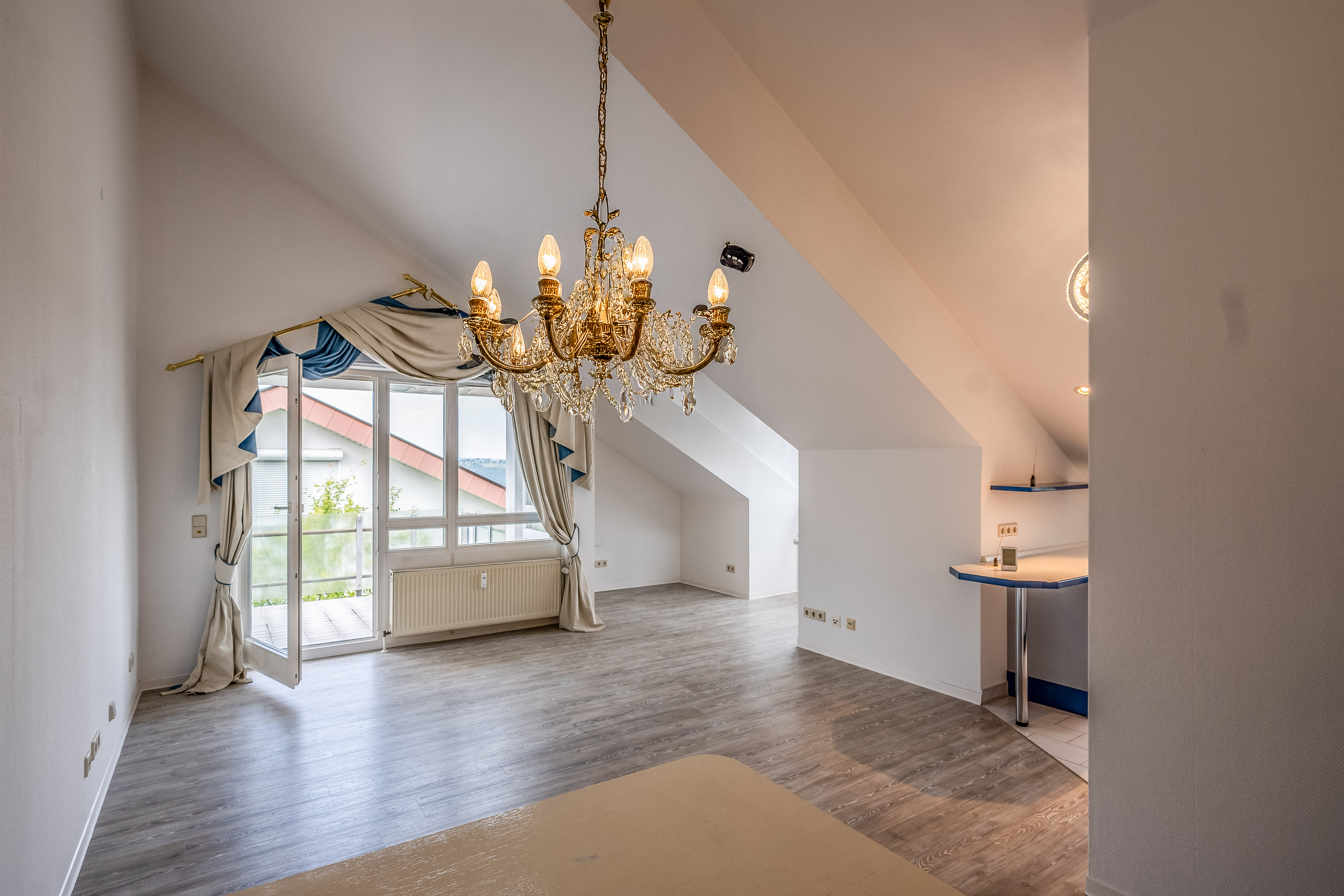 Helle 2,5-Zimmer-Wohnung mit traumhaftem Panoramablick und Tiefgaragenstellplatz