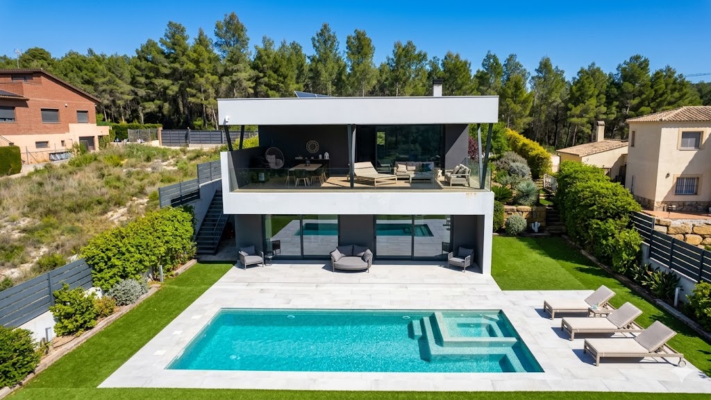 Exclusiva villa de diseño con espectaculares vistas al Rocacorba