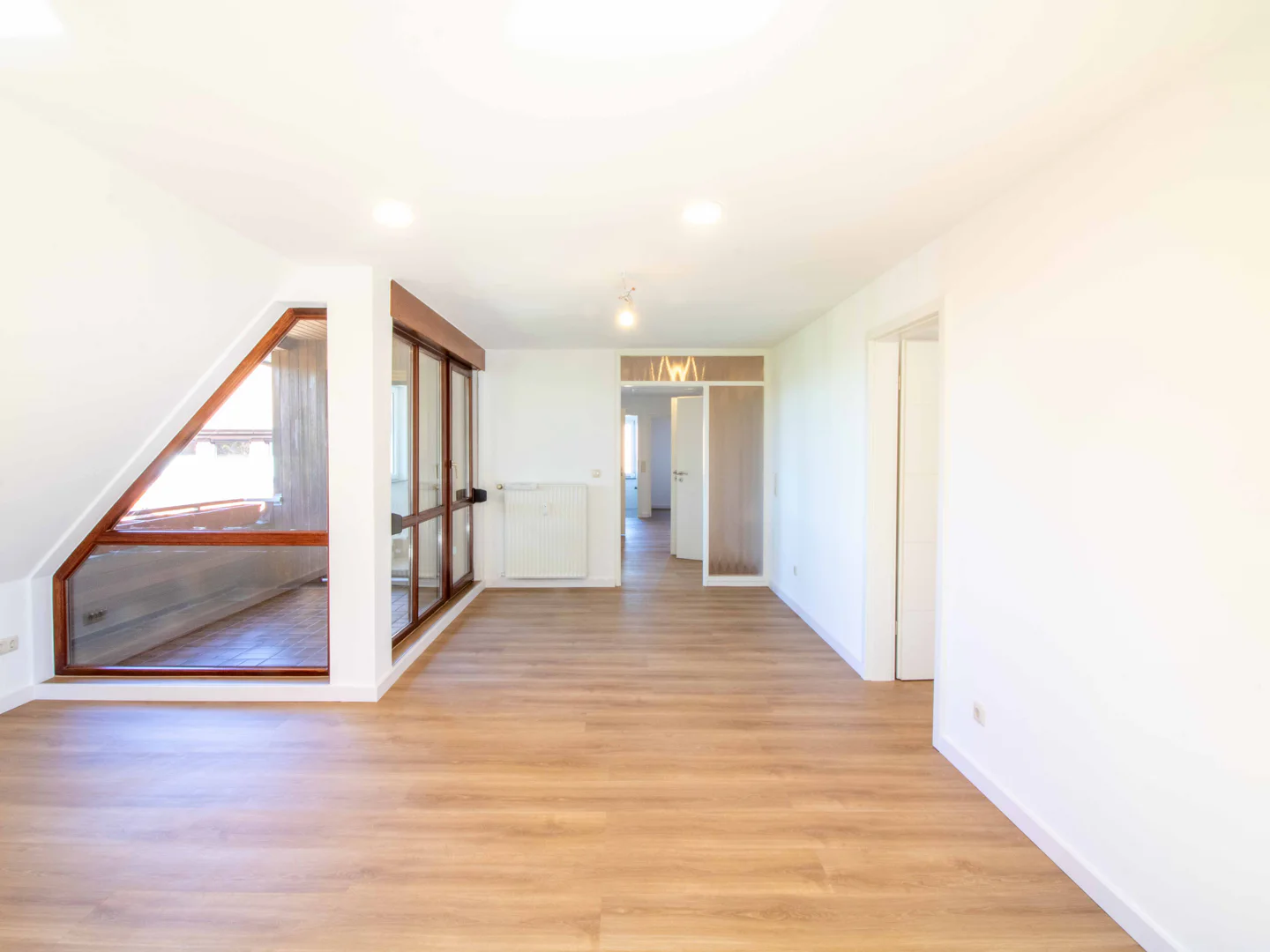 Erstbezug nach Kernsanierung: Weitläufige 4-Zimmer-Dachgeschosswohnung mit Blick ins Grüne - Foto 1