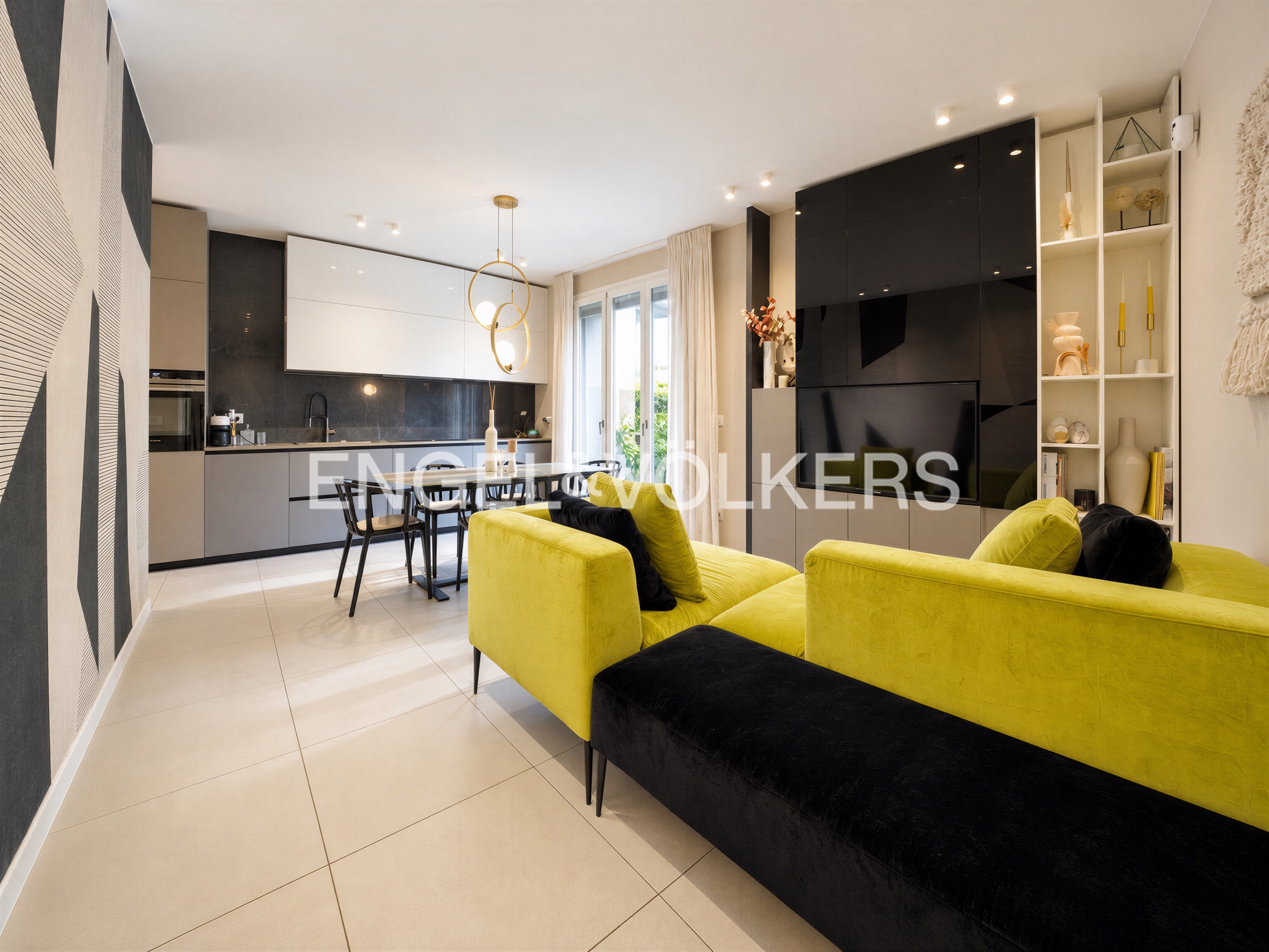 Three-room apartment with private garden on Via Parisio