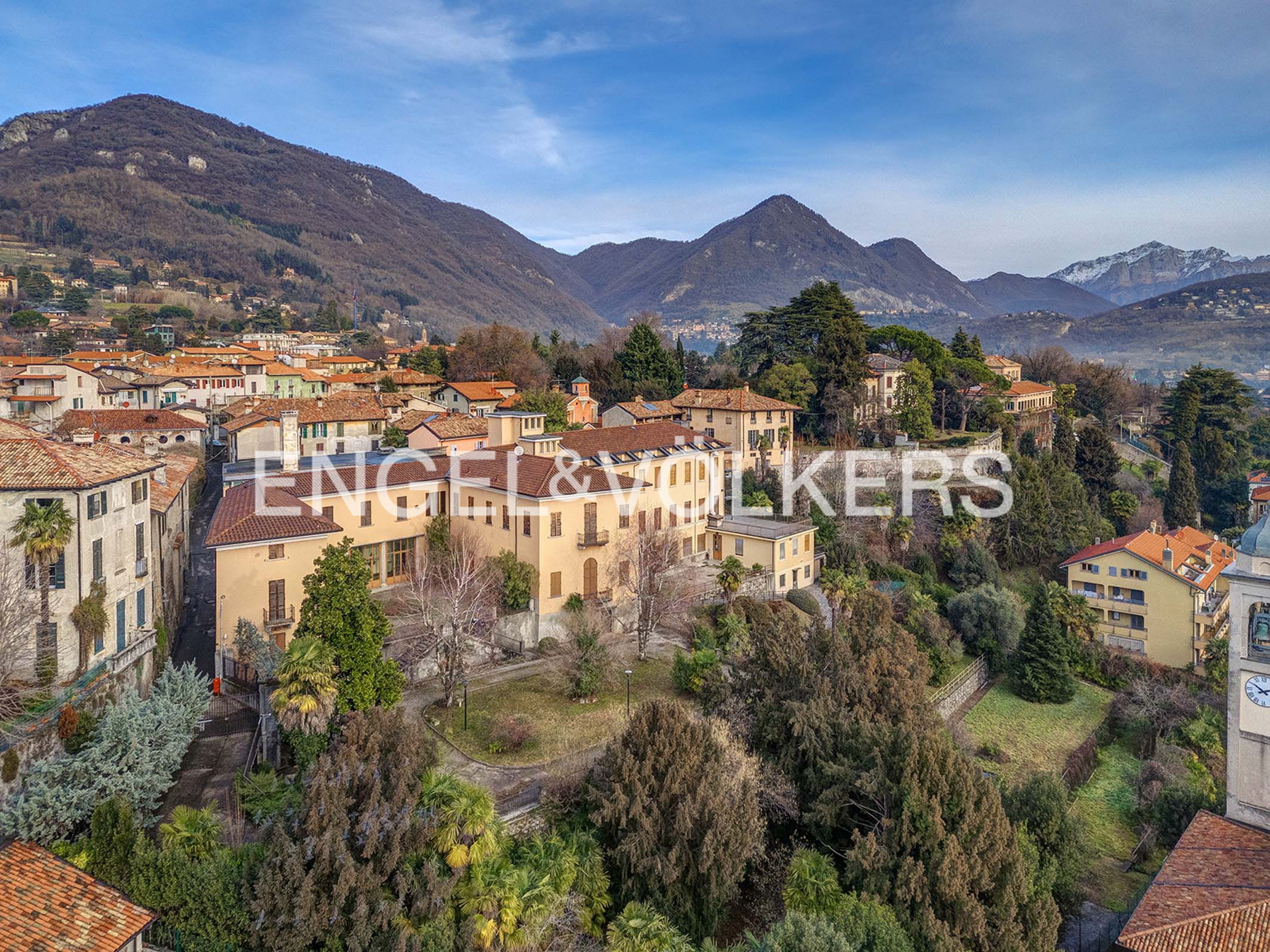Majestät und Tradition, ein historisches Immobilien-Symbol in den Hügeln Erba’s