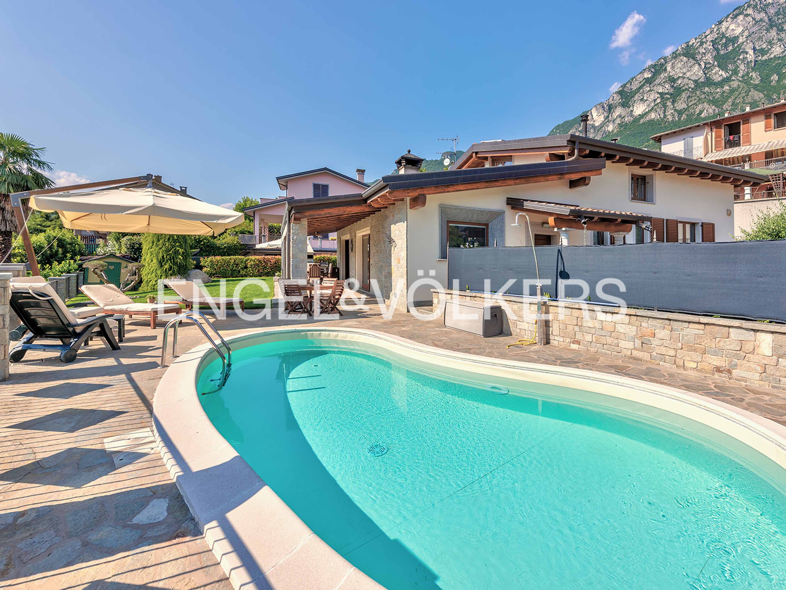 Villa with swimming pool and lake view