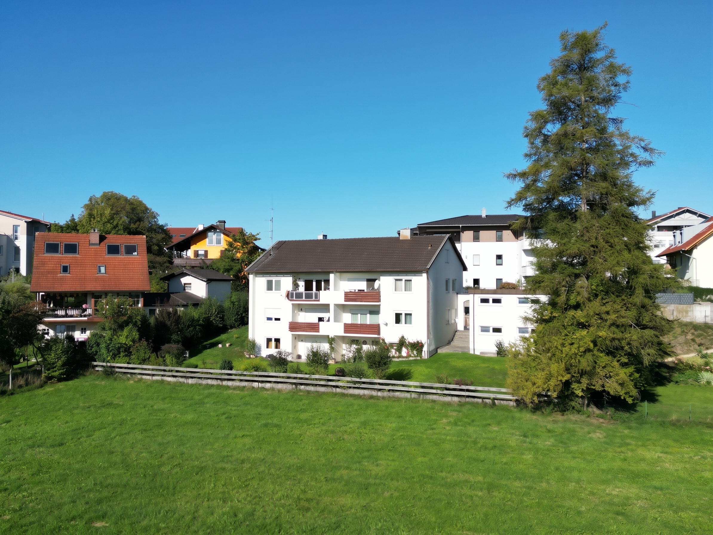 Teilvermietetes Mehrfamilienhaus in sehr schöner Lage mit großzügigem Grundstück und Alpenblick [KI-modifiziert]
