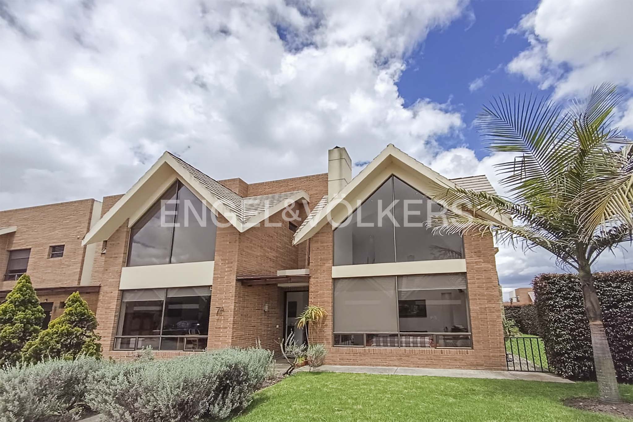 Casa con jardín para venta en conjunto en Cajicá