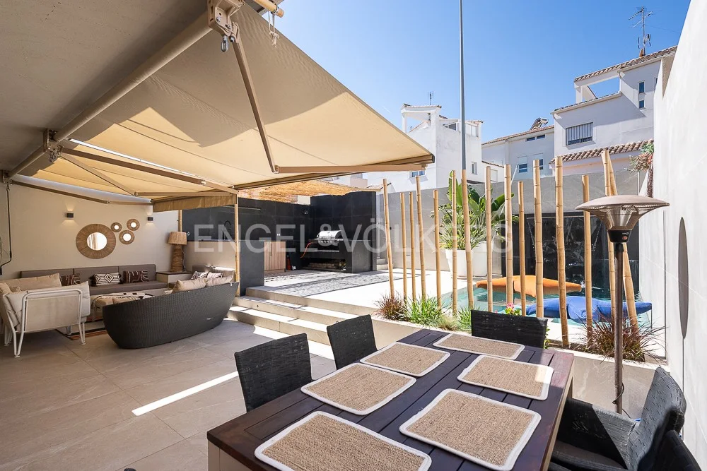 Design semi-detached house with excellent views in Godella
