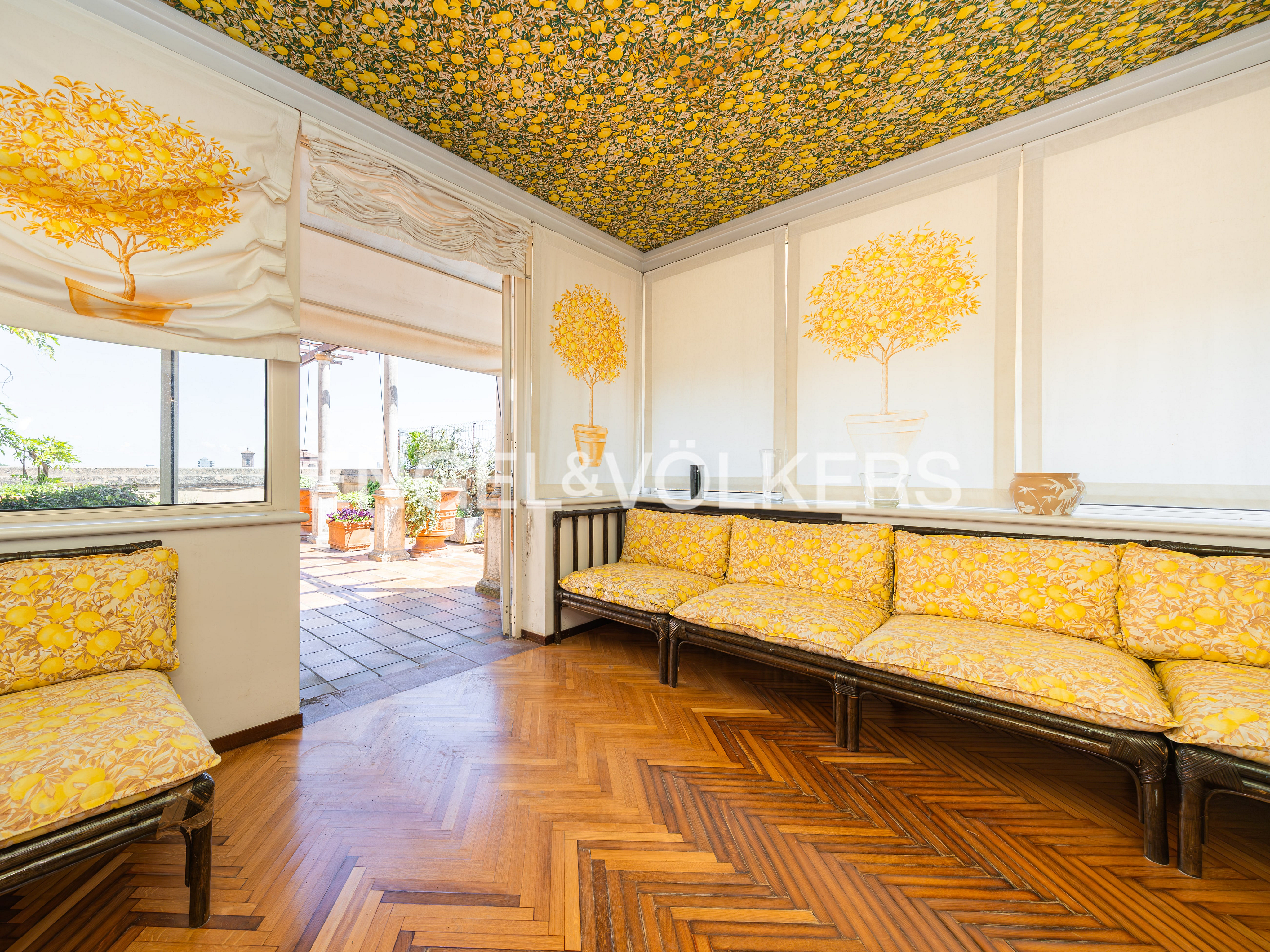Luxury penthouse with panoramic view of the Two Towers