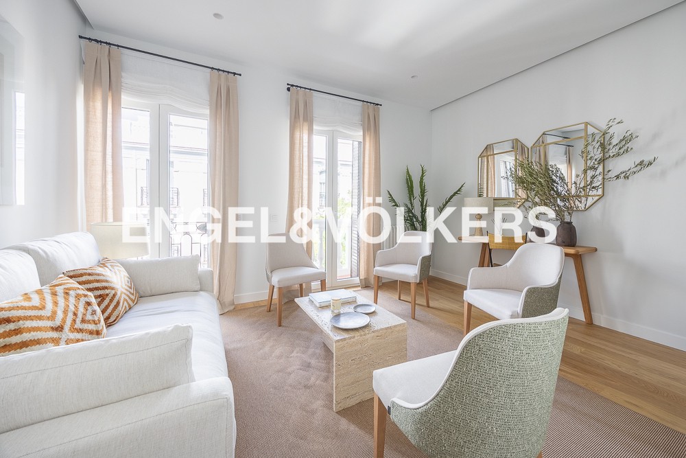 Two-Bedroom Luxury Renovated Apartment – Seasonal Rental
