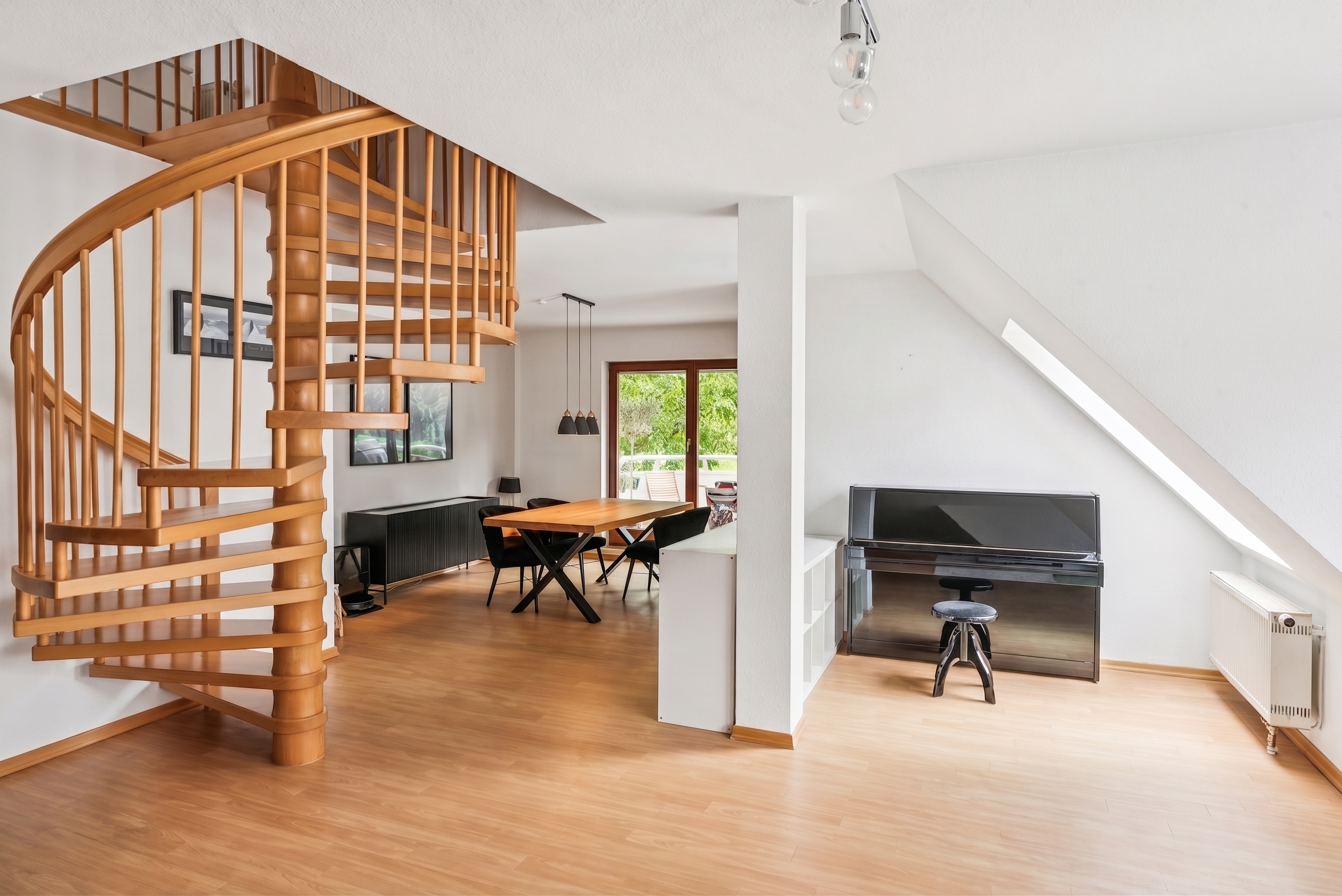 Spaciously laid-out duplex apartment with green views in a central location