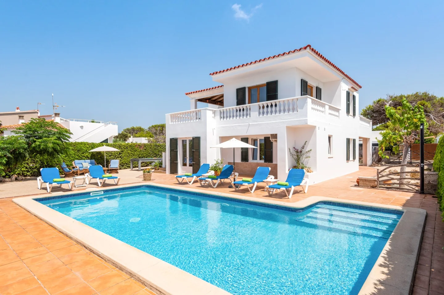 Alquiler vacacional - Encantadora villa con impresionantes vistas al mar en Cala Blanca, Menorca