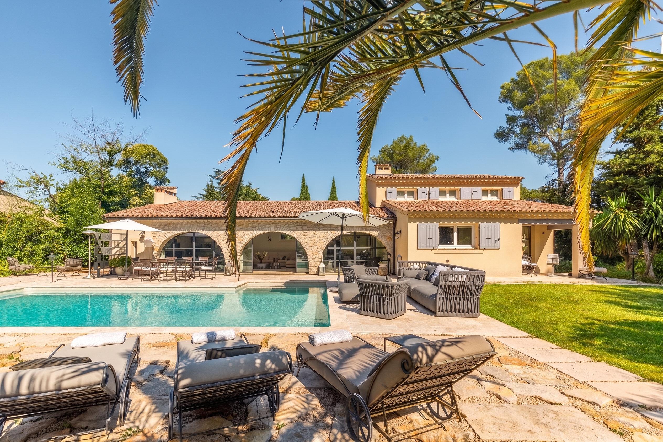 Magnificent Provençal villa with pool and double garage
