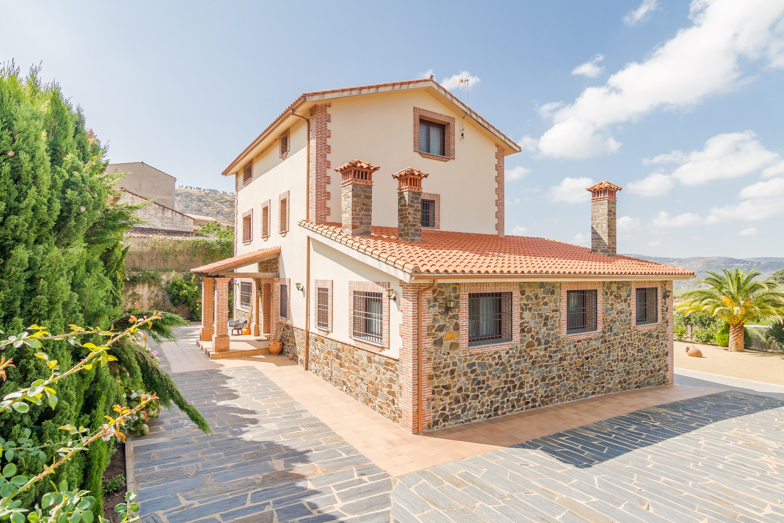 Stunning Country Estate & Luxury Villa for Sale in Berzocana, Cáceres – Exclusive Nature Retreat in Las Villuercas