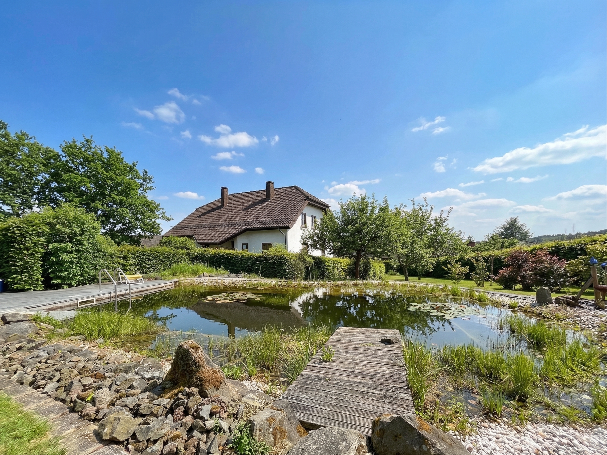 Charmantes Zuhause mit großzügiger Gartenanlage, Naturbadeteich und viel Privatsphäre