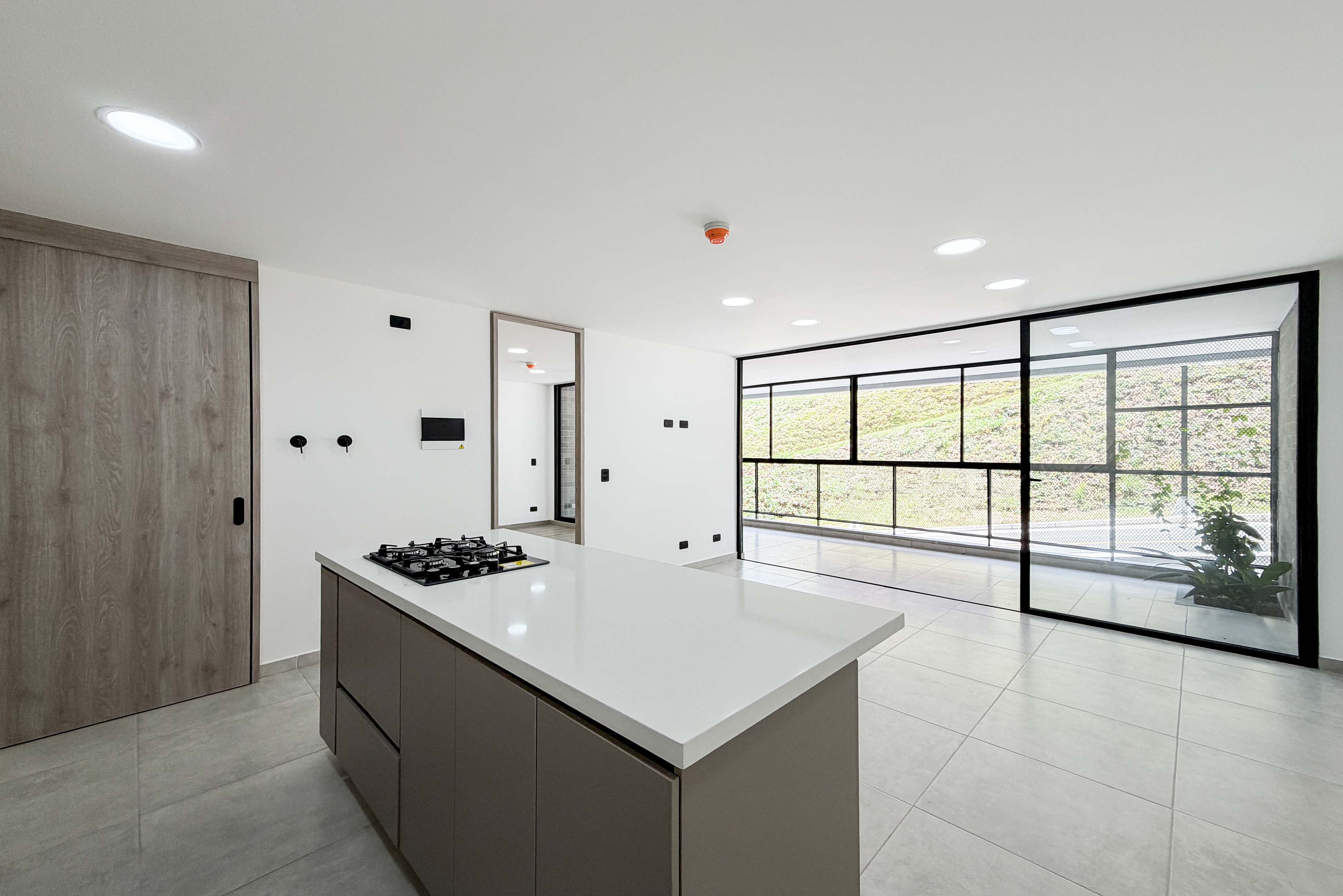 Apartamento con balcón para arriendo en La Loma del Escobero, Envigado