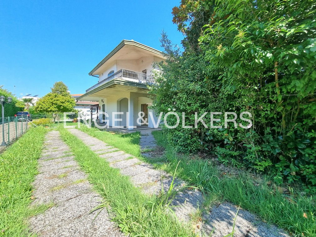 First-floor semi-detached house for sale