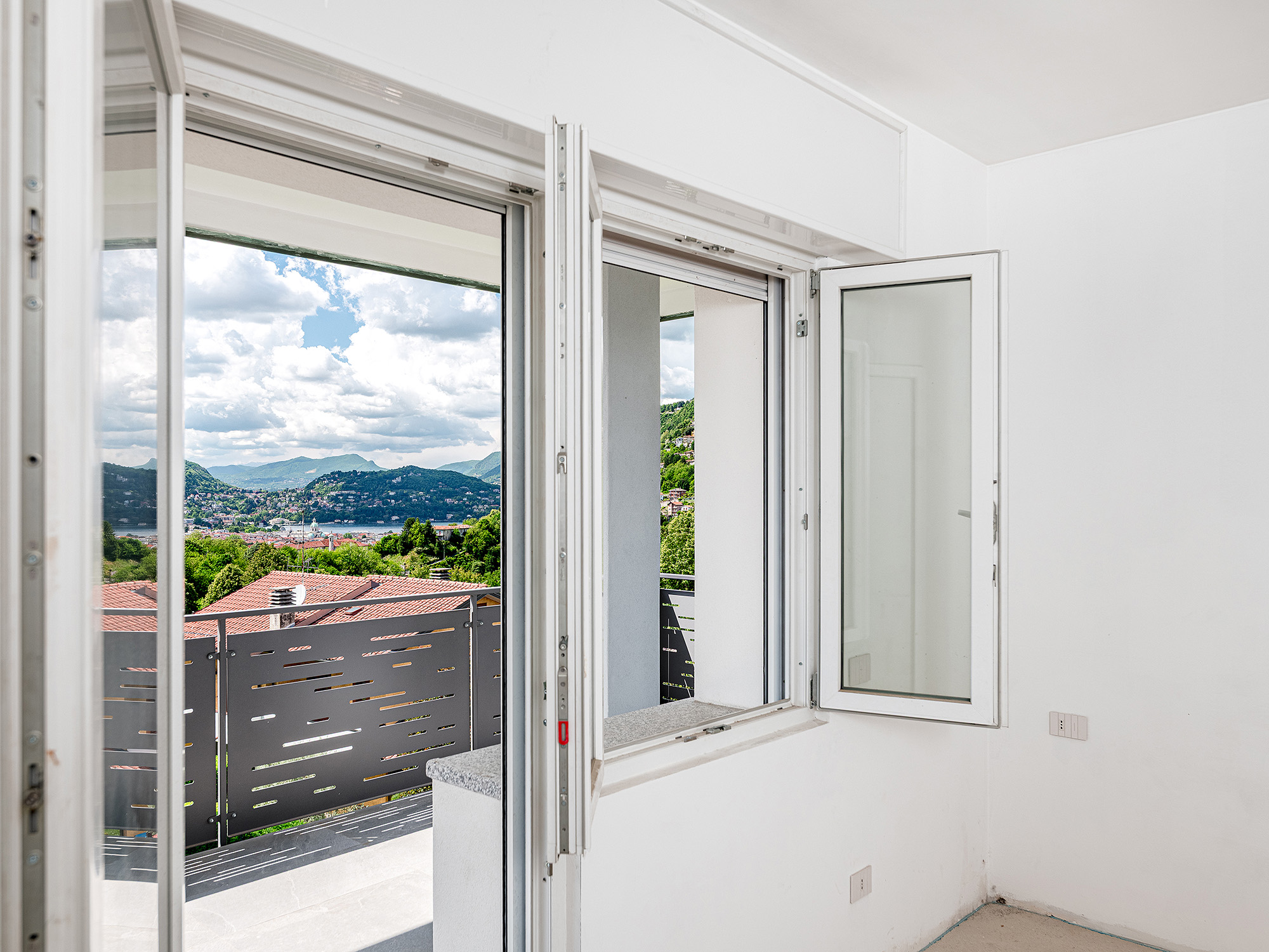 Apartment with terrace and double garage in a fully renovated villa