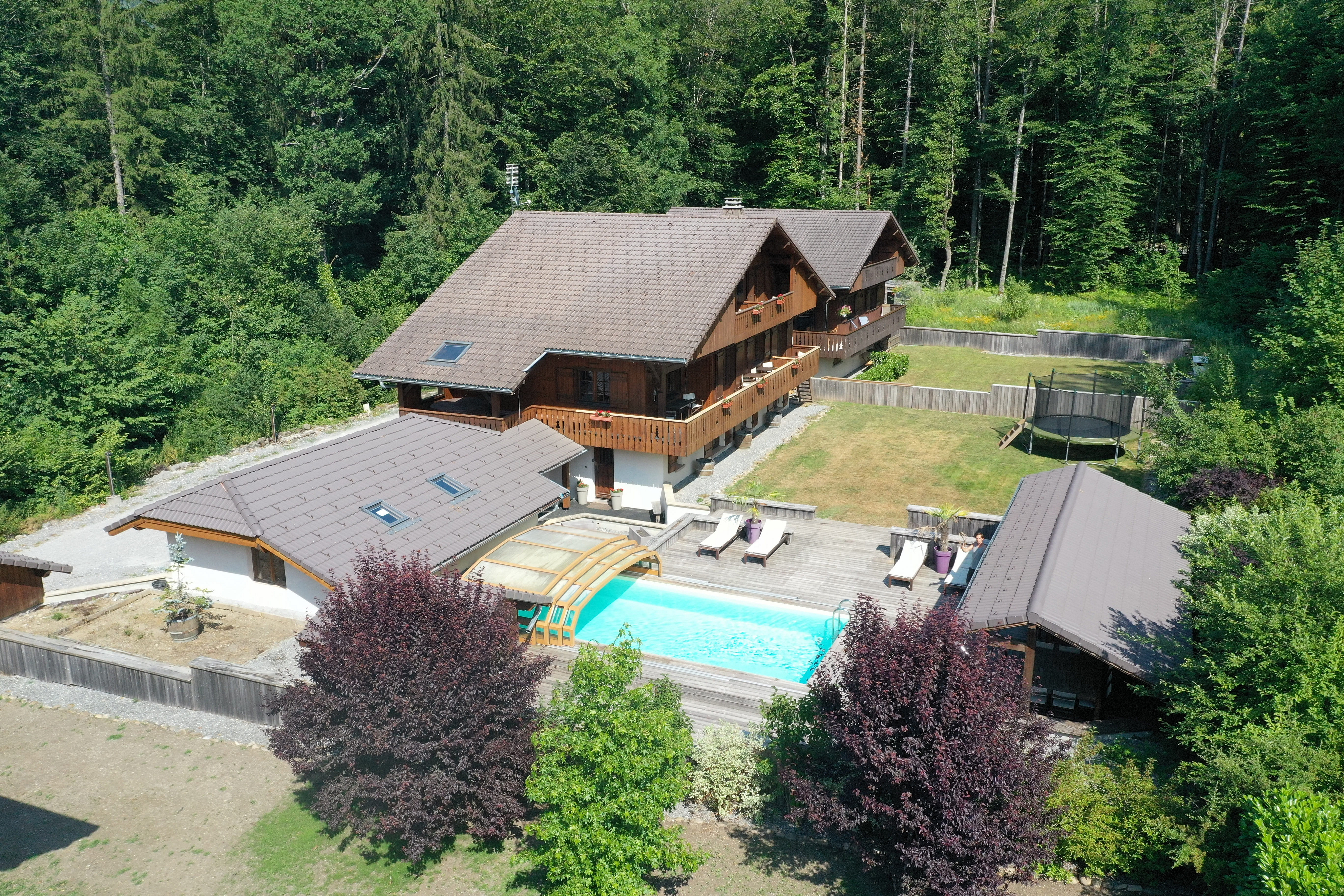 Spacious chalet with pool and hot tub, ideally located in Morillon