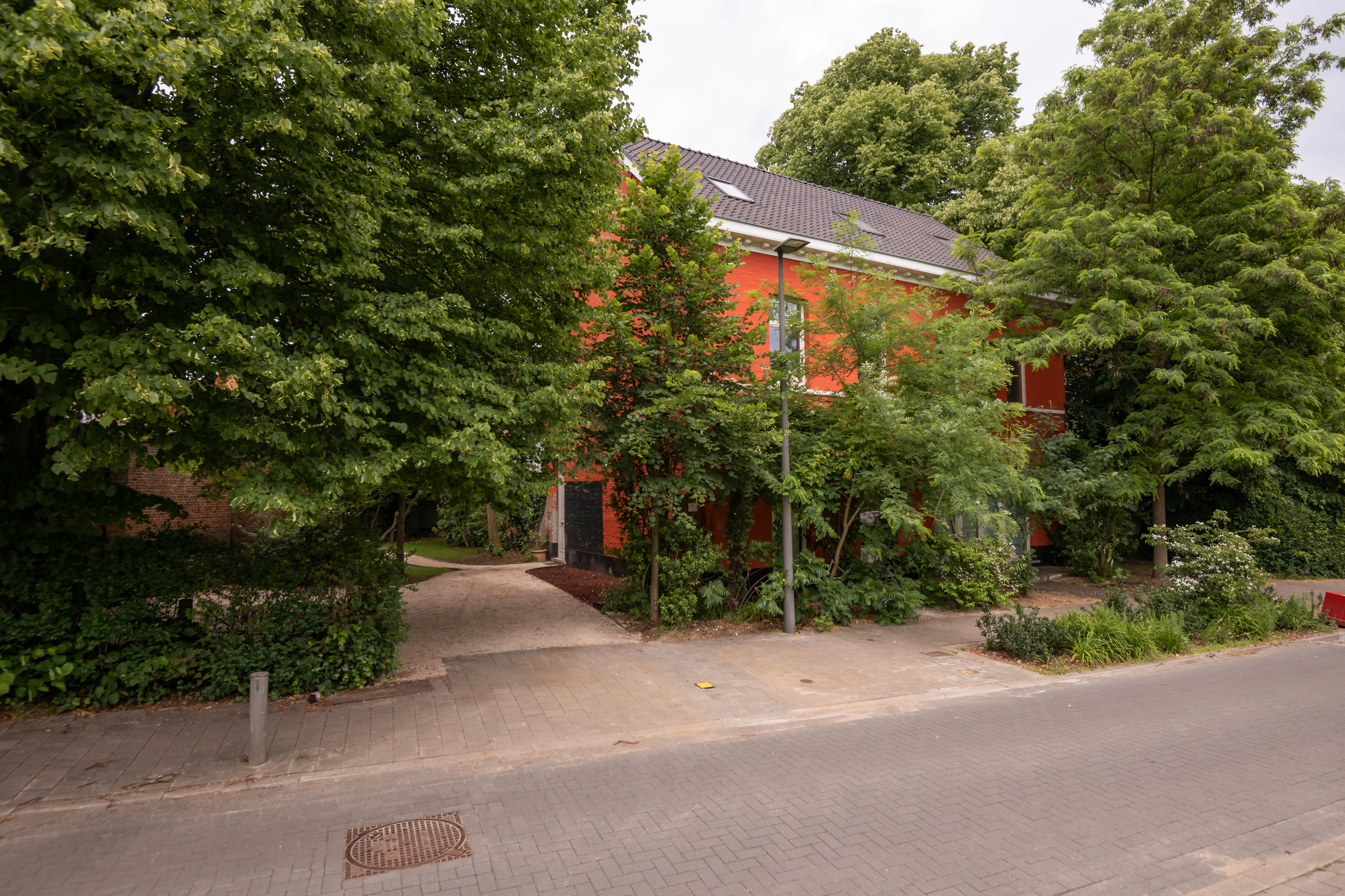 Veelzijdige opbrengsteigendom met handelsgelijkvloers en 2 appartementen!