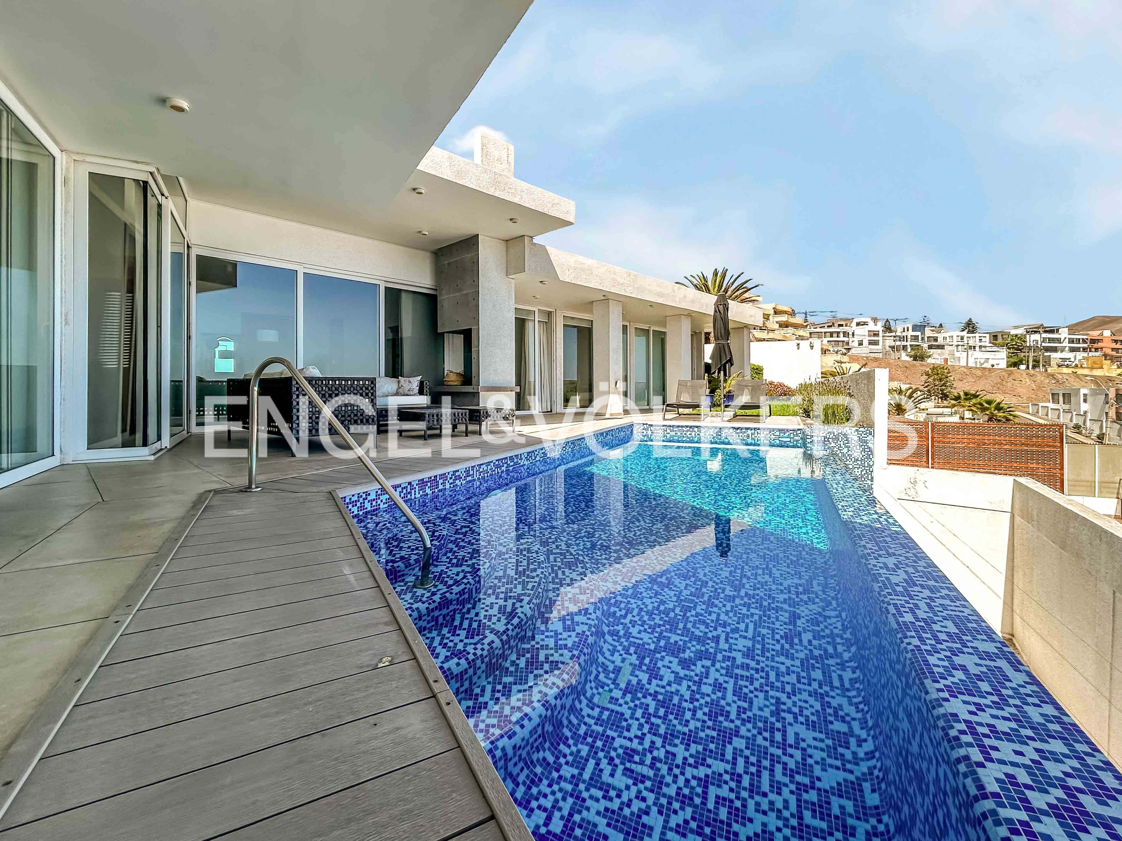 Exclusiva Casa Moderna 4D 3B con Vista al Mar Panorámica