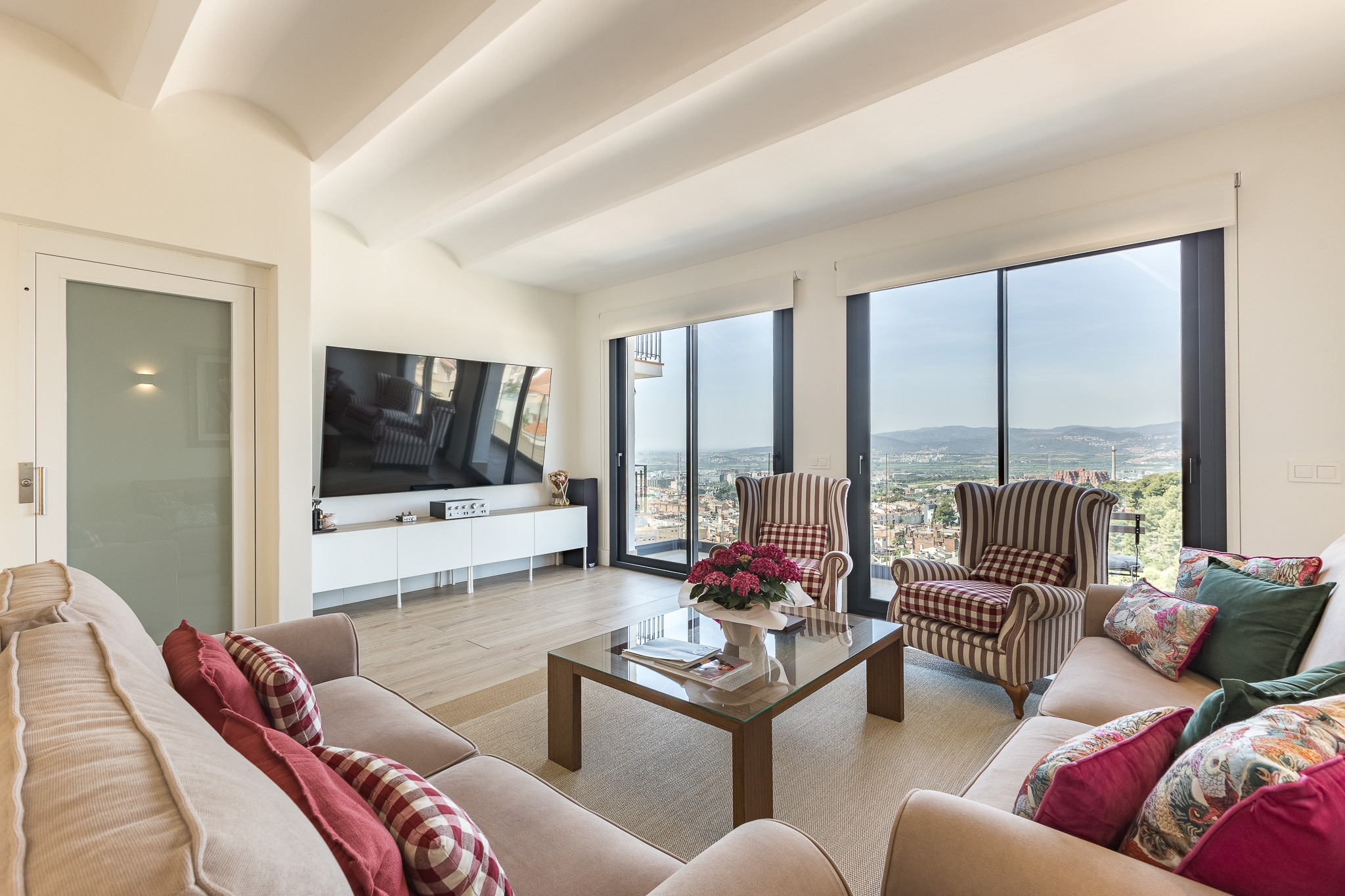 Descobriu el luxe discret a Sant Just Desvern: casa reformada el 2023 amb 7 dormitoris, jardí privat, pati i golfes versàtils, a minuts de Barcelona