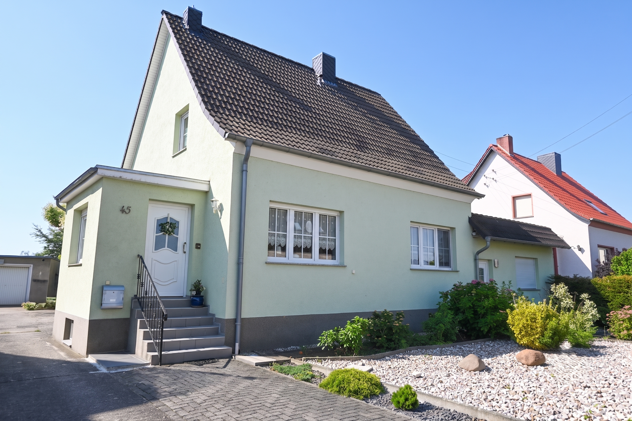 Modernisiertes Einfamilienhaus mit Einliegerwohnung und Pool