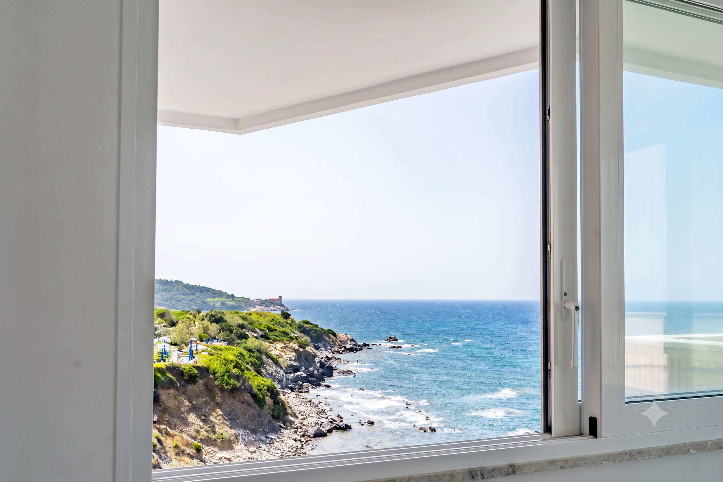 Genießen Sie Seepromenaden-Eleganz in Livorno: 2026 renovierte Wohnung mit privater Terrasse, direktem Meerzugang, Meerblick & Fitnessraum