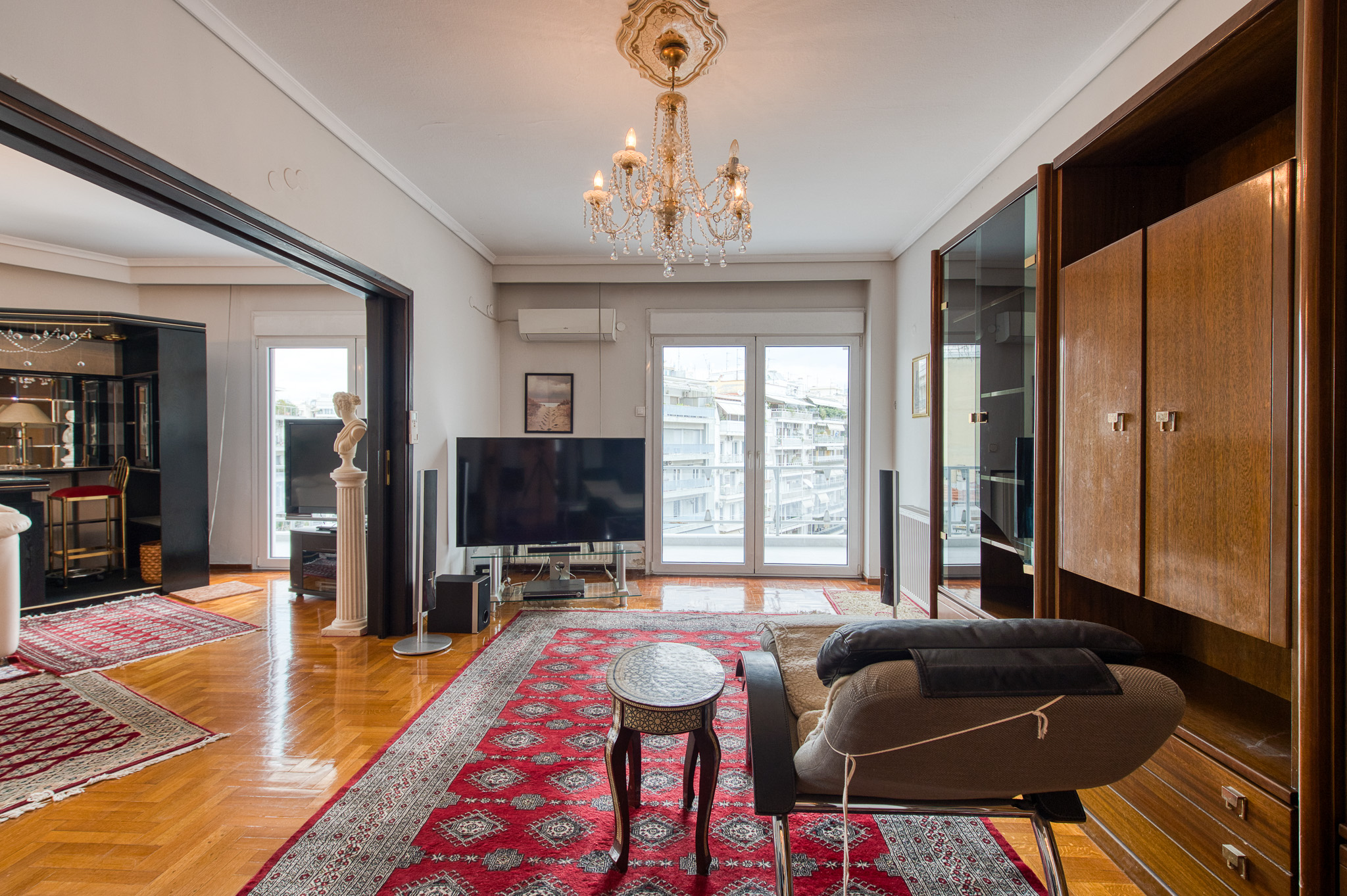 7th-floor corner apartment in a prime location in the city center