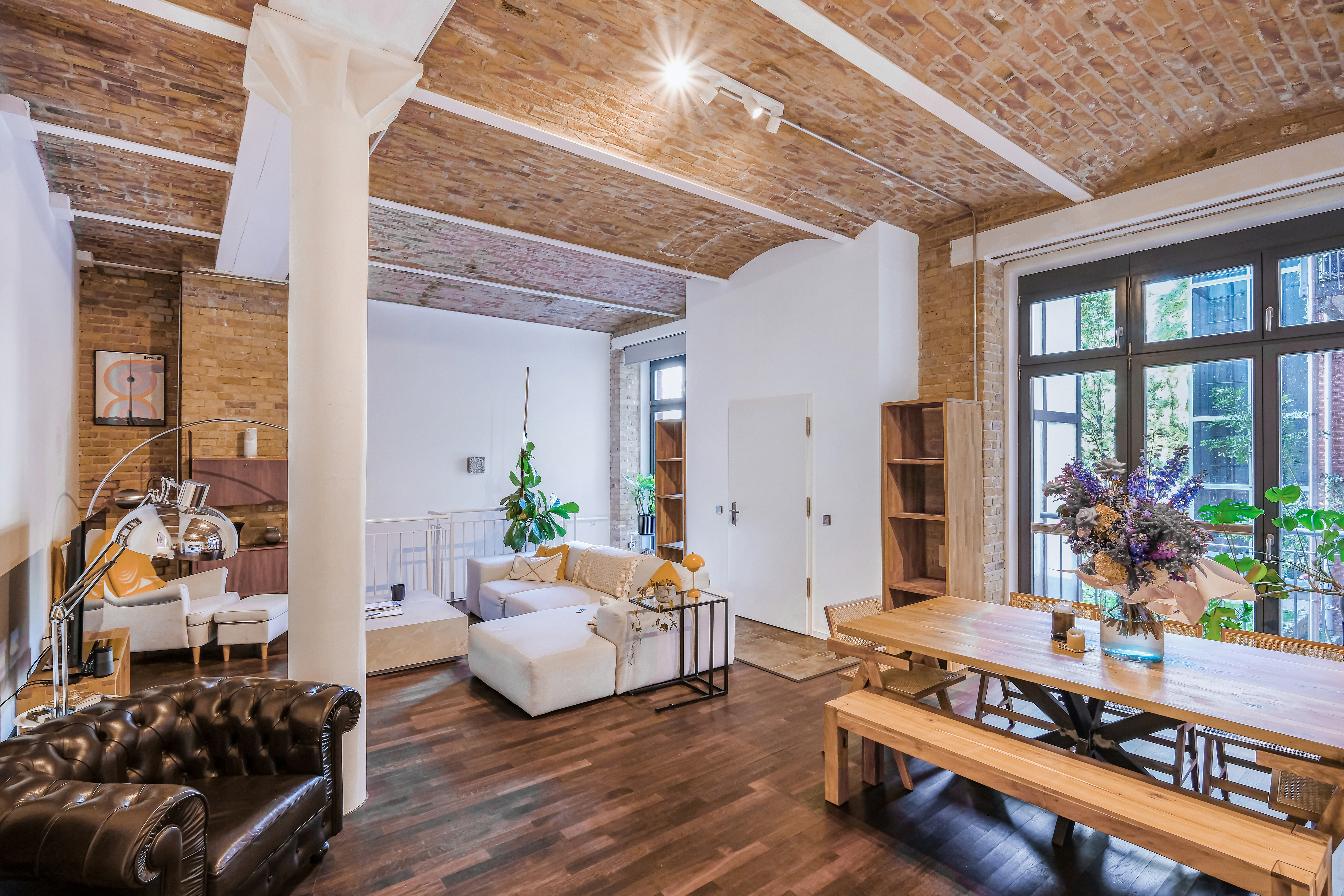 An urban Loft gem in Kreuzberg: Prussian vaulted ceilings meet modern luxury