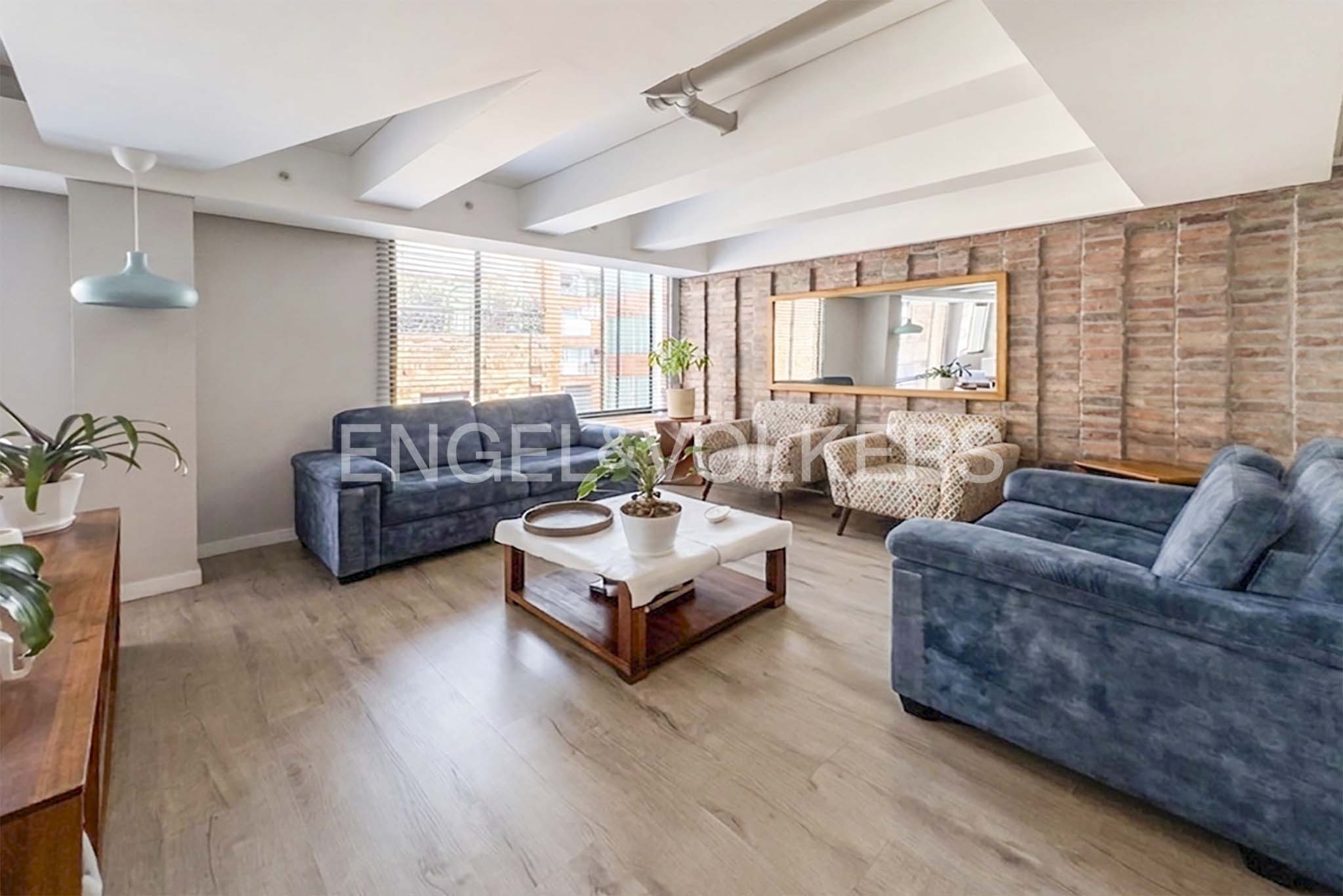 Amplio penthouse con balcón para venta en San Patricio