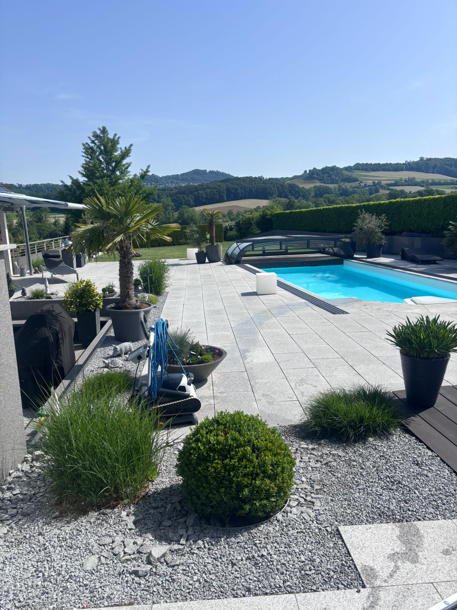 Energieeffizienz A+. Feldrandlage. Unverbaubarer Ausblick. Raum für Familie – Pool, Spa & ~353 m² Wohnfläche