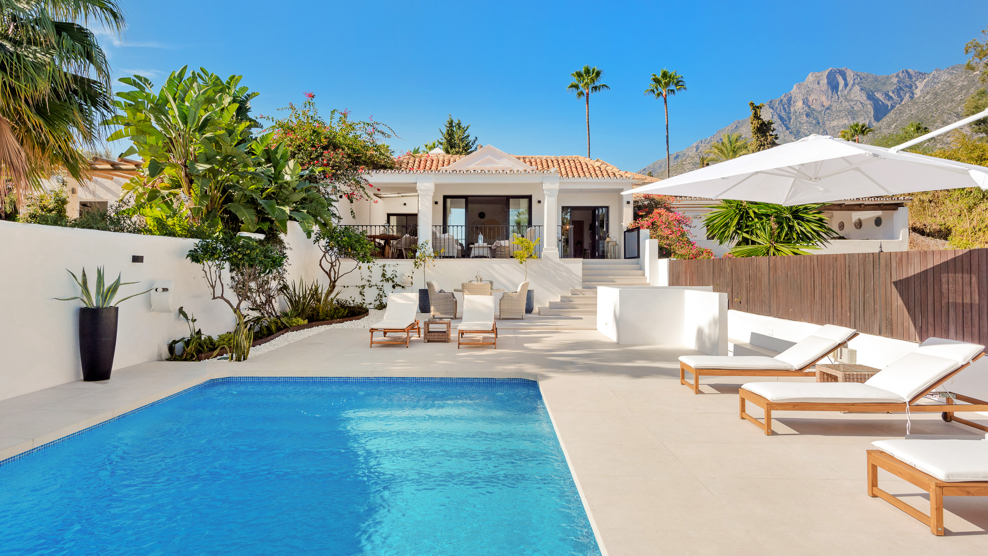 Villa with Open Sea Views, Garden and Pool in a Sought-After Sierra Blanca