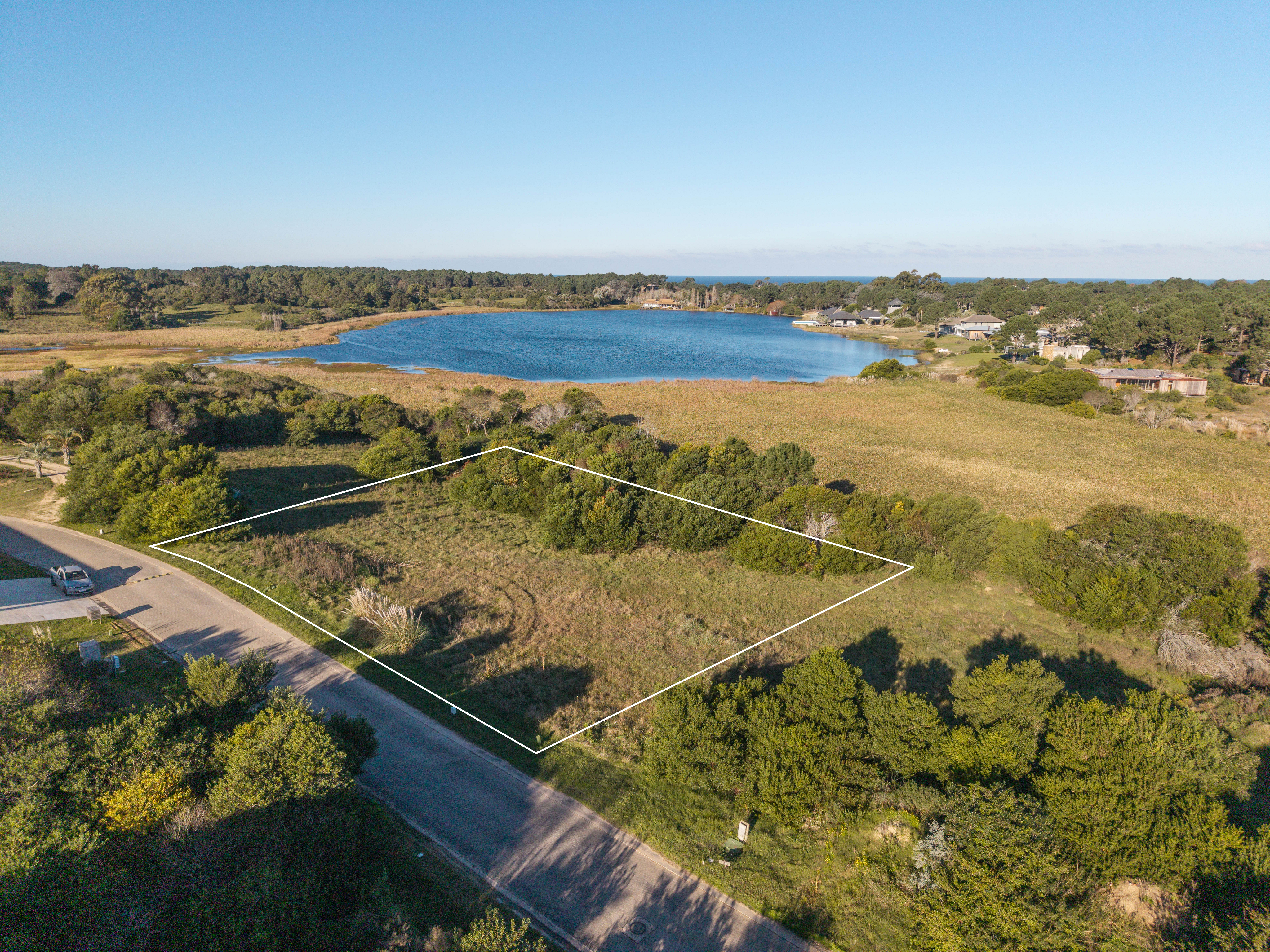 Exclusive lot in Laguna Escondida