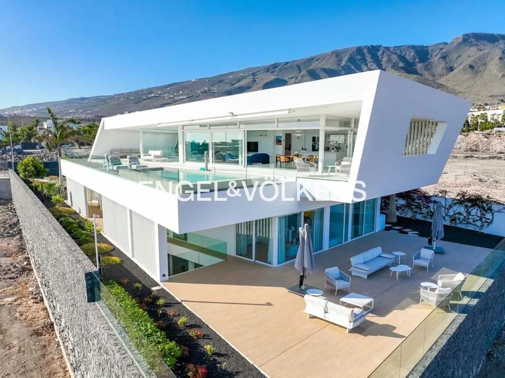 Majestic luxury villa with awe-inspiring panoramic views