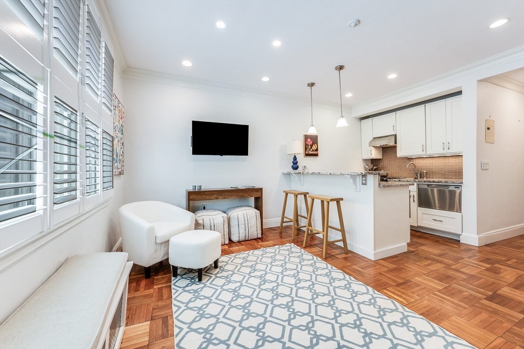 Beautifully Updated Studio on the Commonwealth Mall