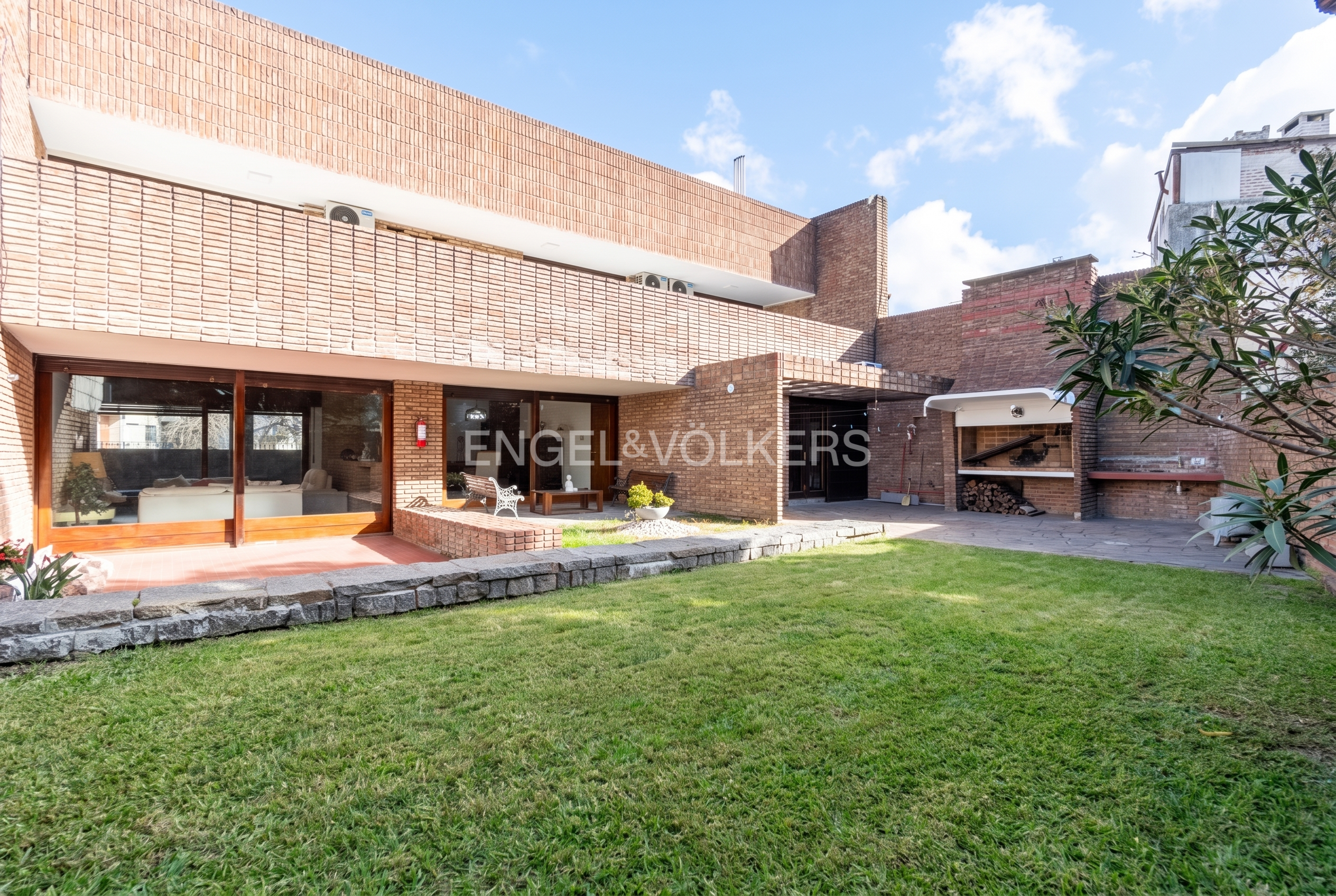 For Rent, important and solid residence in Pocitos