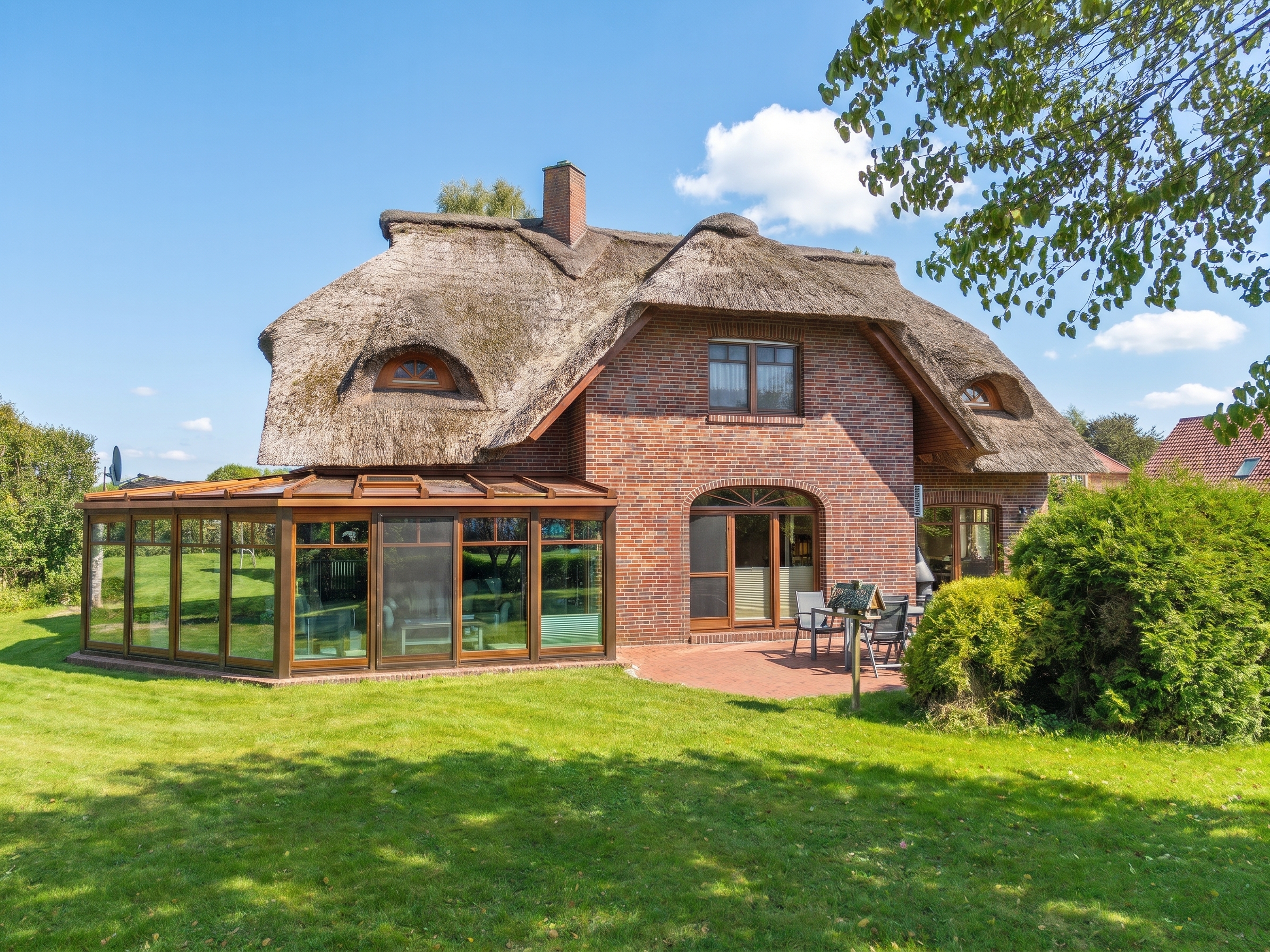 Exklusives Reetdachhaus auf parkähnlichem Grundstück – großzügig und energieeffizient wohnen und genießen ! [KI-modifiziert]