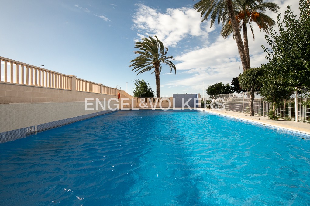 Short-stay apartment with sea views and parking included