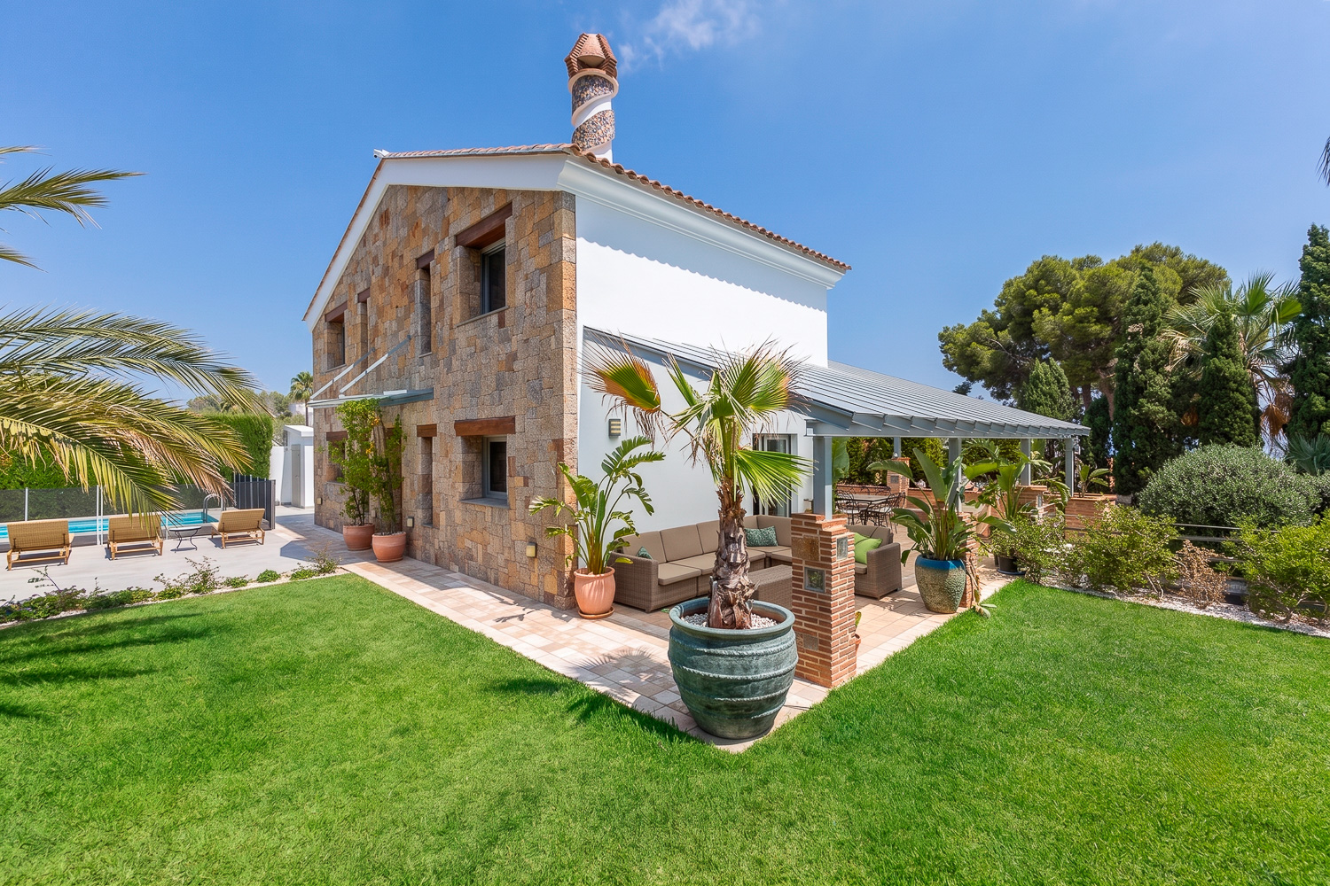 Single-family home with separate apartment in Denia