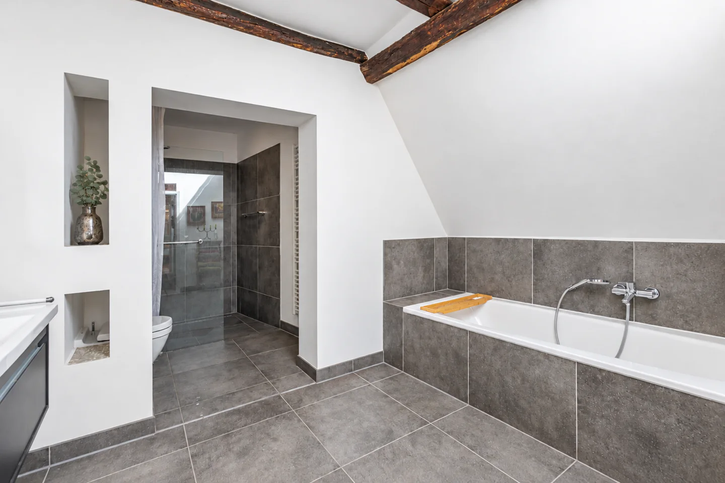 Charmant & Kernsaniert: Stadtwohnung mit Balkon, Aufzug und Garage! - Foto 5
