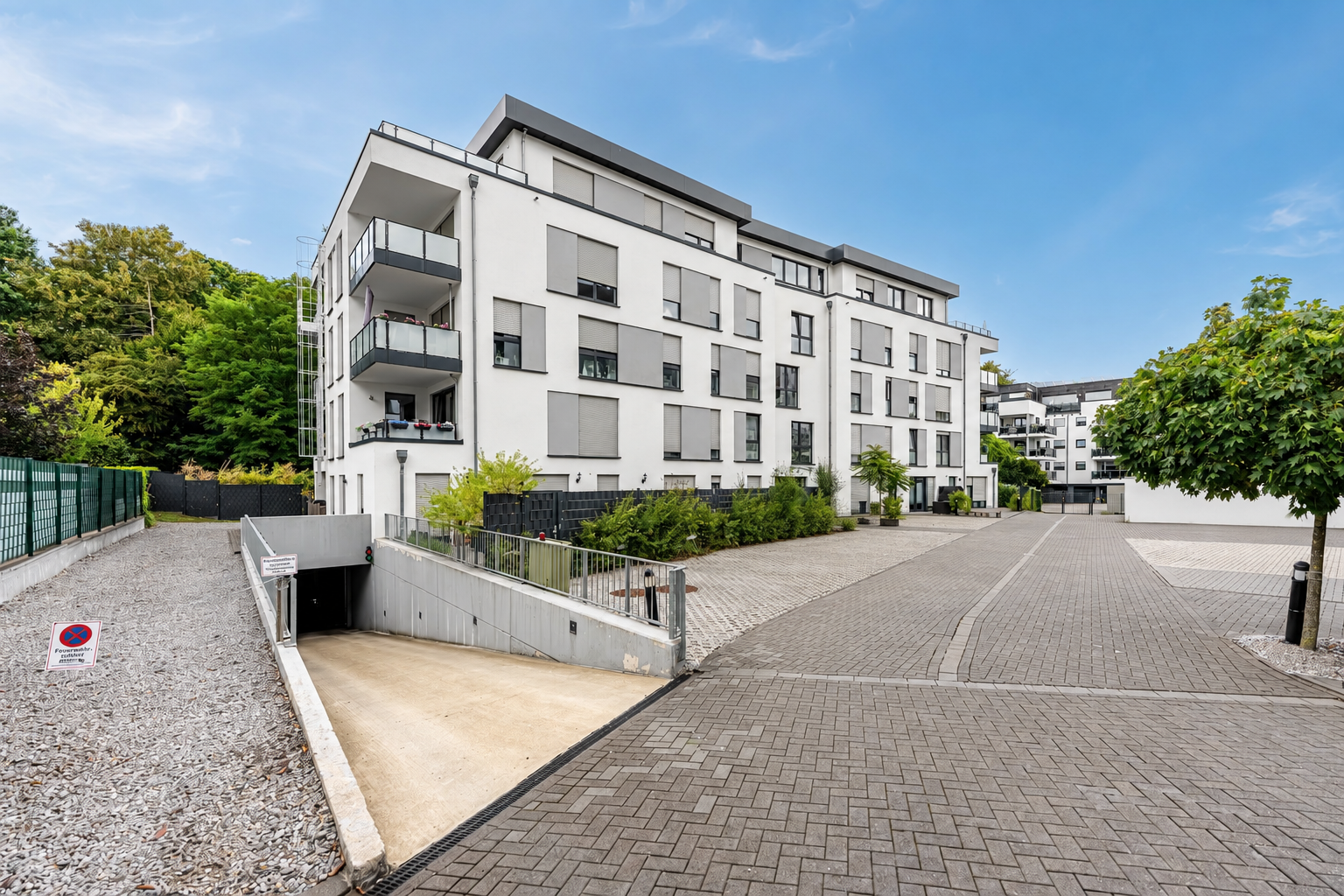Erstbezug in zentraler Lage – hochwertiges Wohnen mit Südwest-Balkon & 2 TG-Stellplätzen